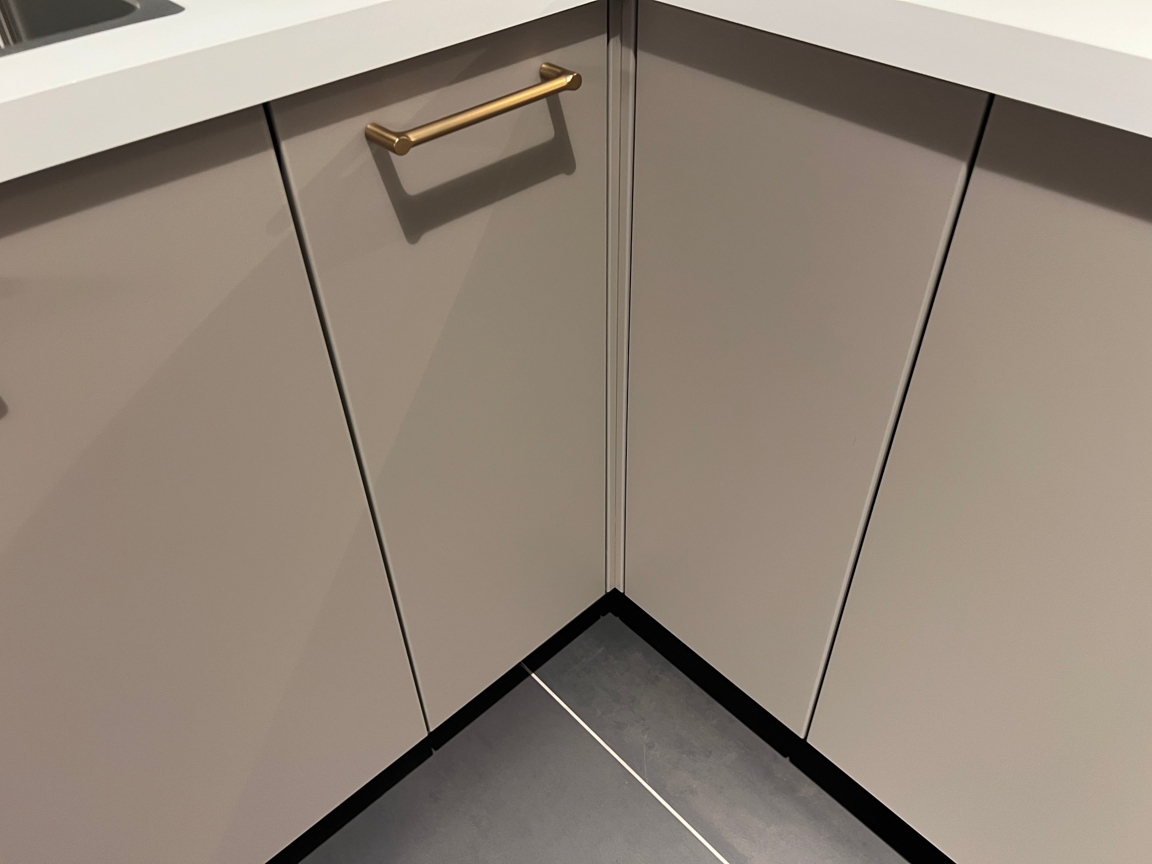 04733 - luxe schiereiland keuken met kastenwand