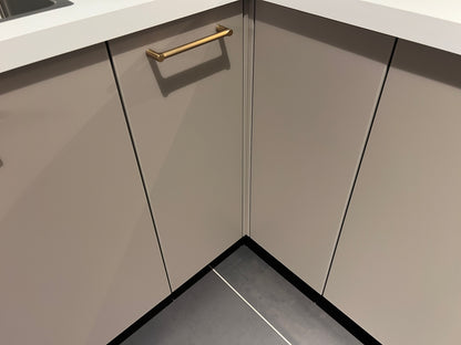 04733 - luxe schiereiland keuken met kastenwand