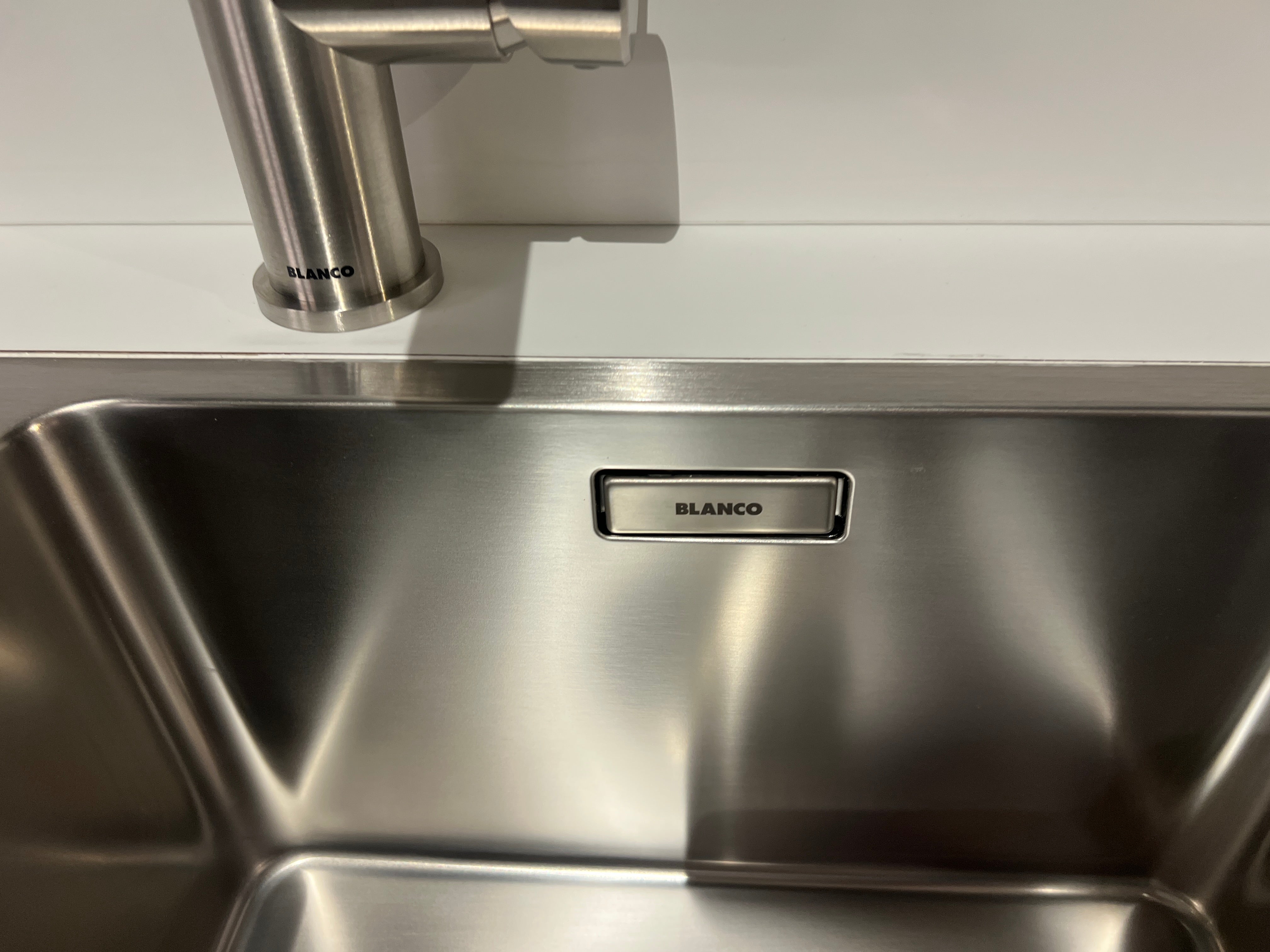 04733 - luxe schiereiland keuken met kastenwand