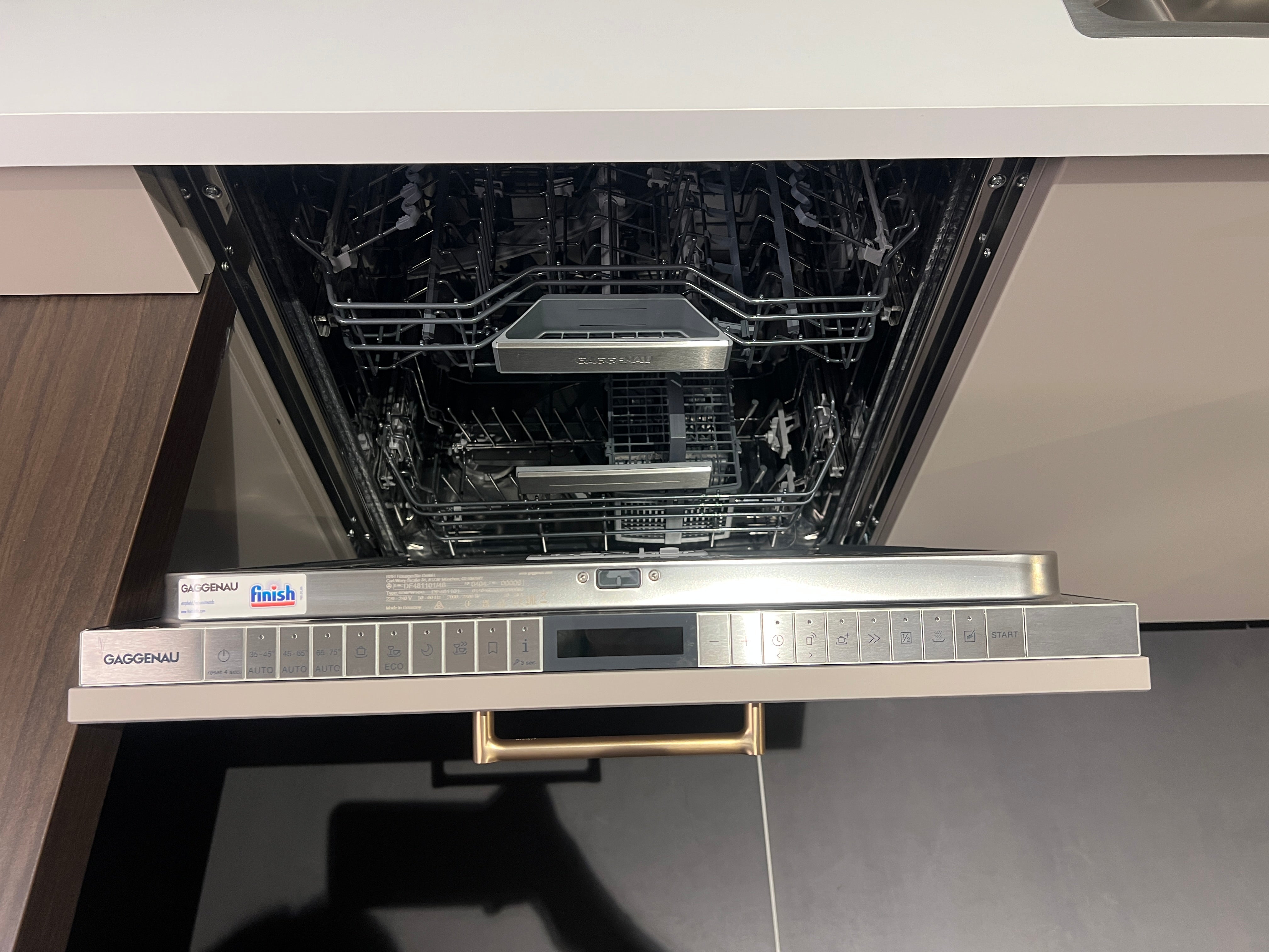 04733 - luxe schiereiland keuken met kastenwand