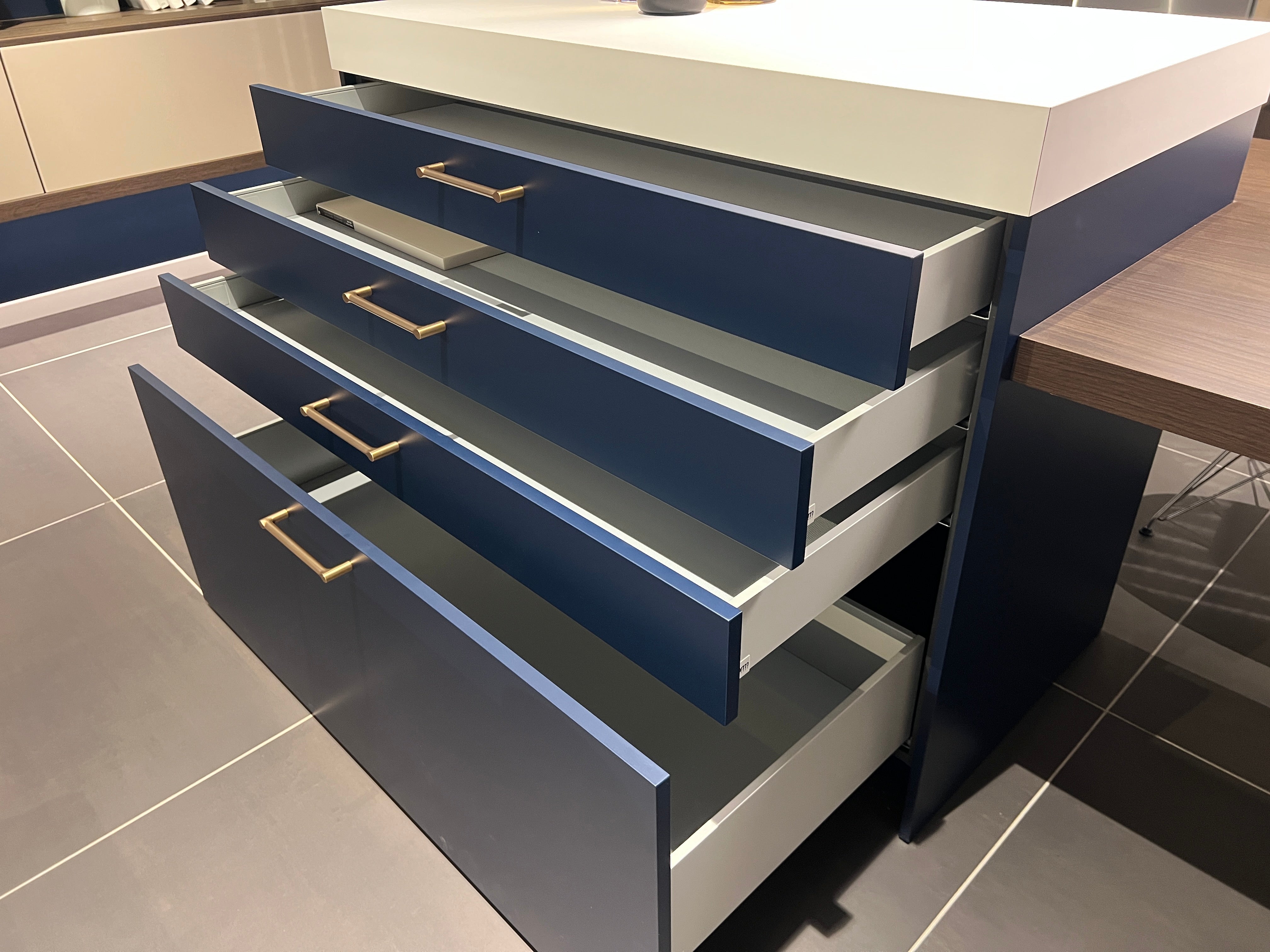 04733 - luxe schiereiland keuken met kastenwand