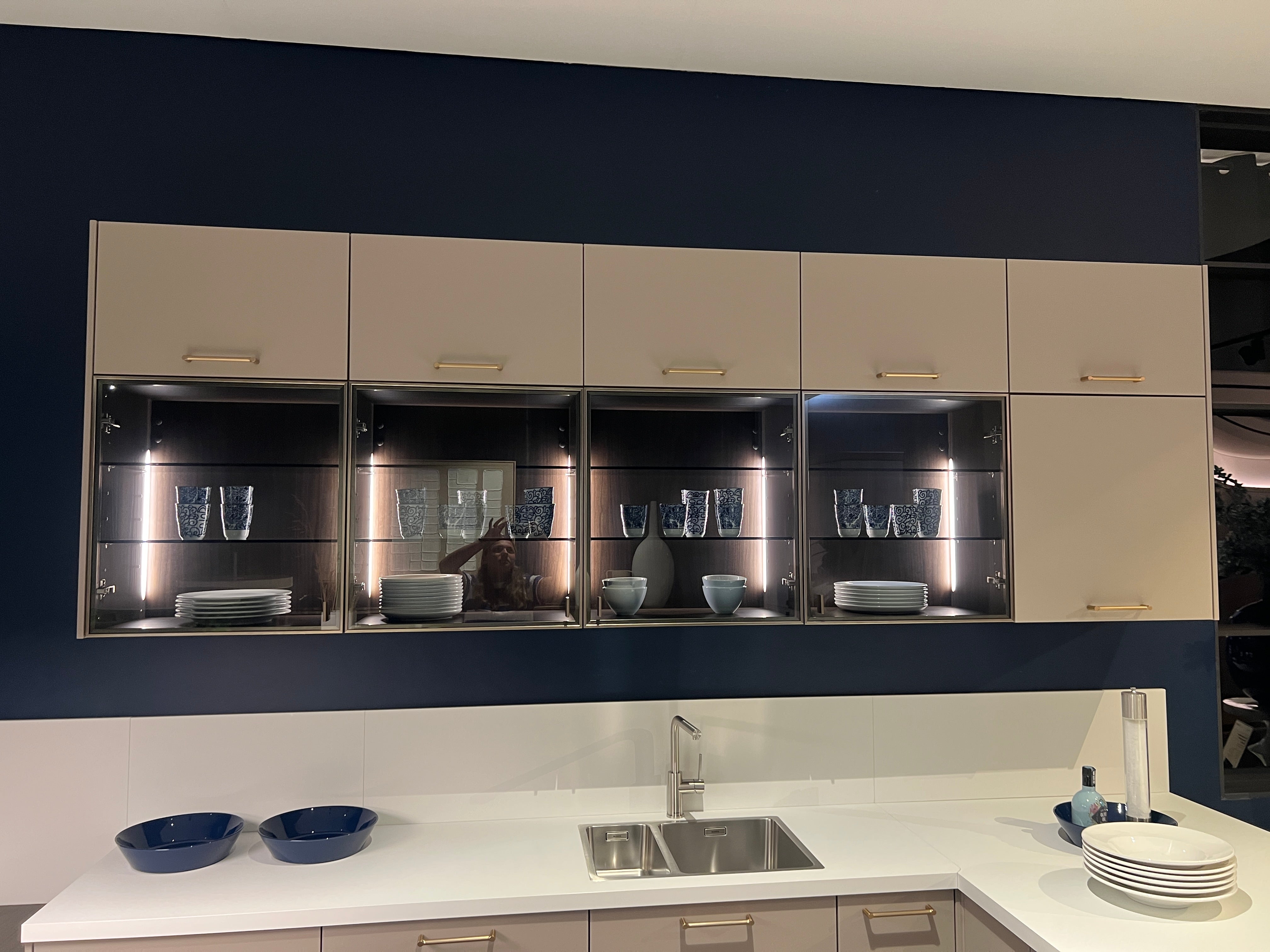 04733 - luxe schiereiland keuken met kastenwand