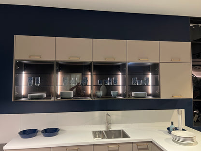 04733 - luxe schiereiland keuken met kastenwand