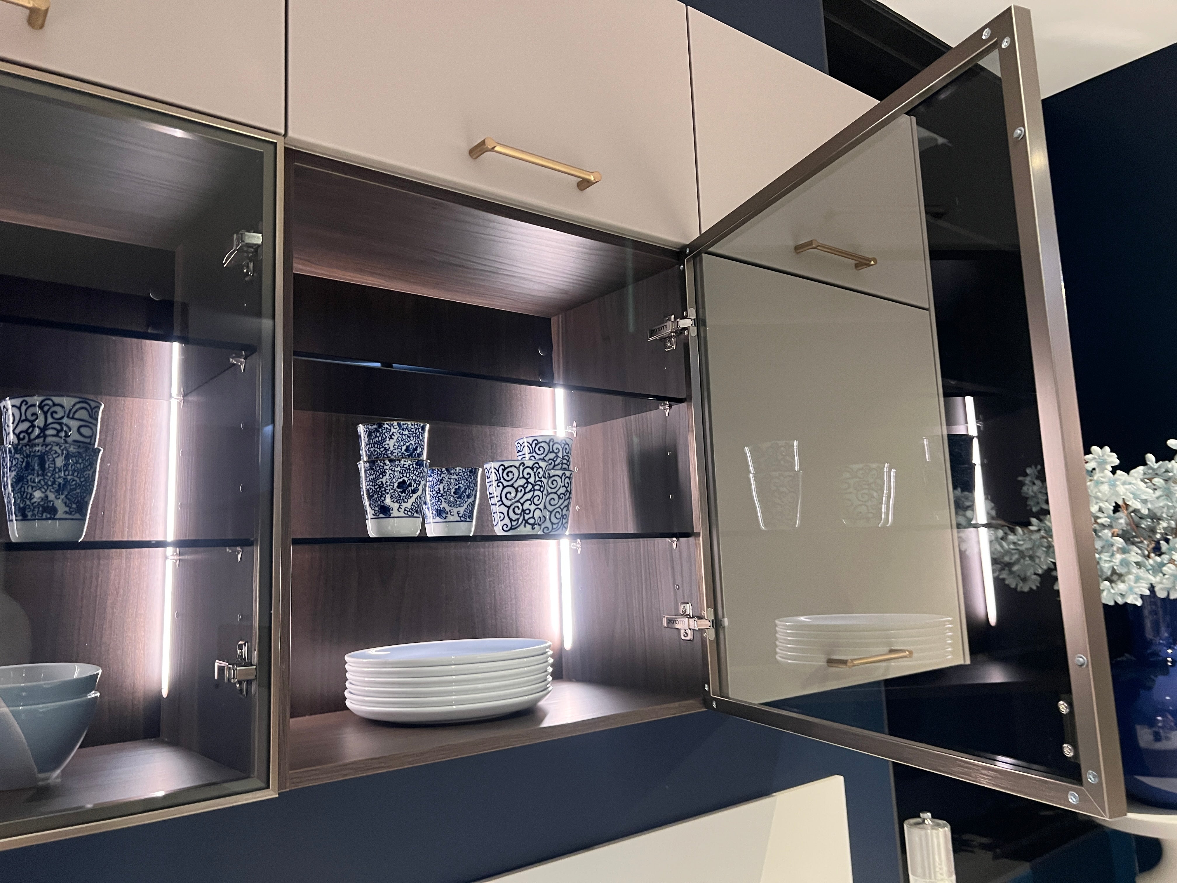 04733 - luxe schiereiland keuken met kastenwand