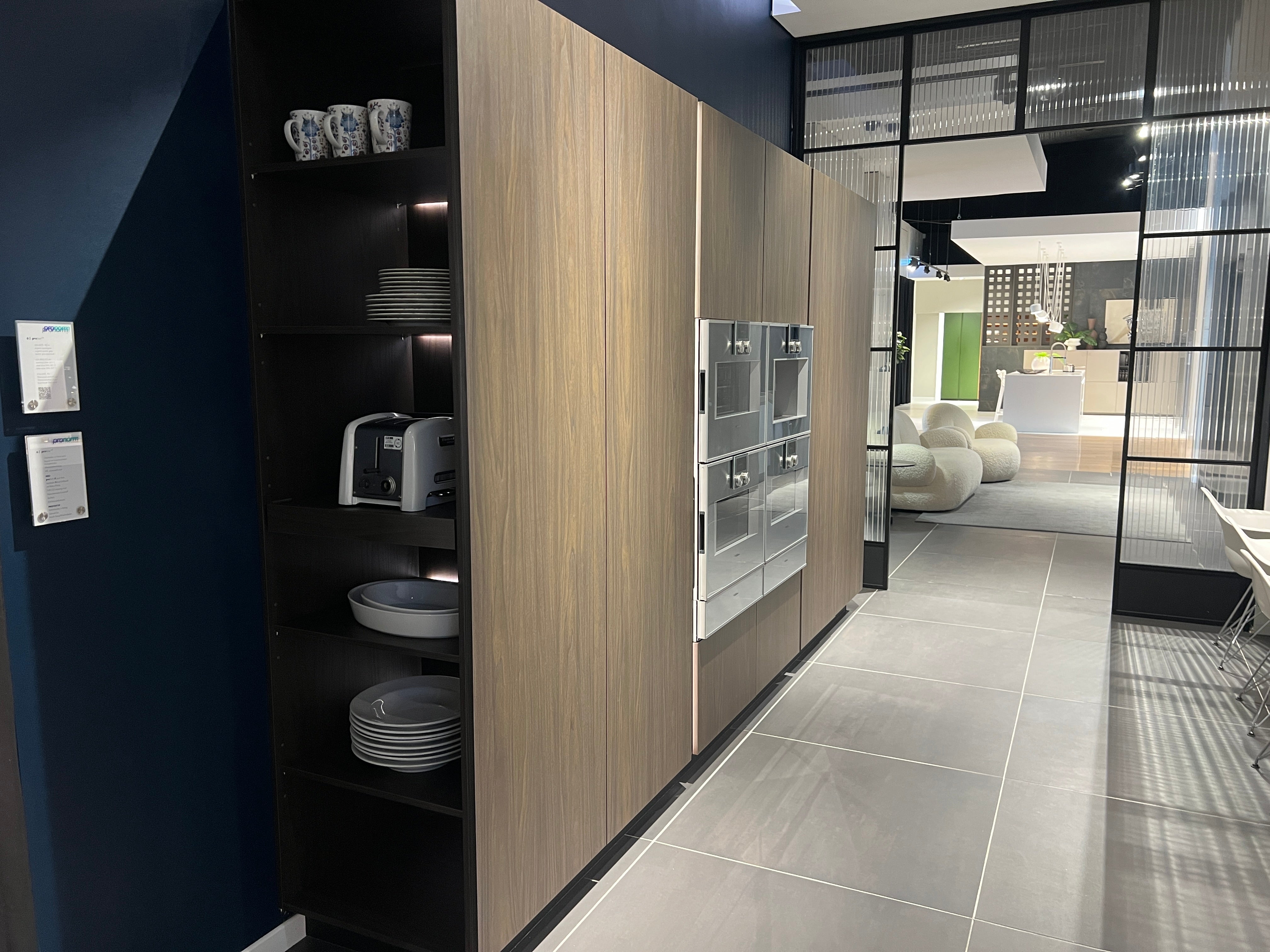 04733 - luxe schiereiland keuken met kastenwand