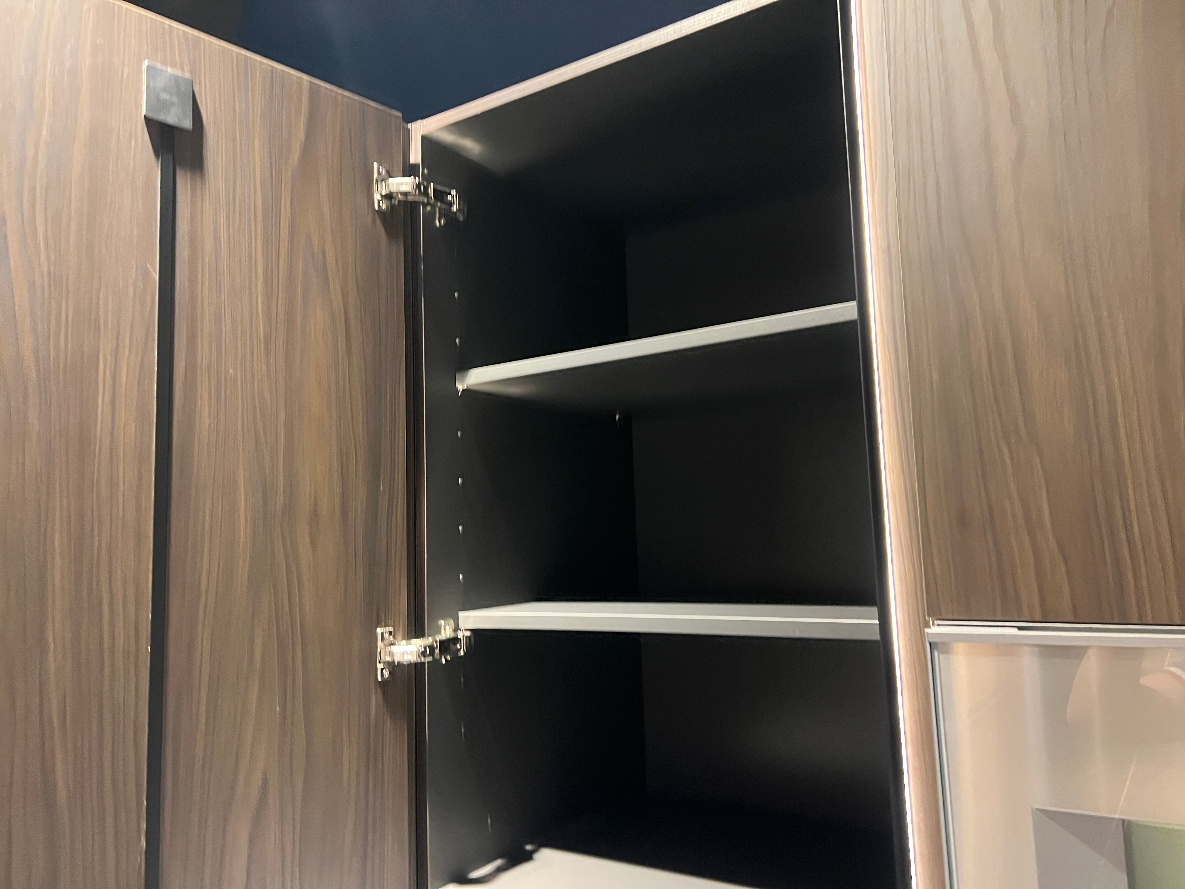 04733 - luxe schiereiland keuken met kastenwand
