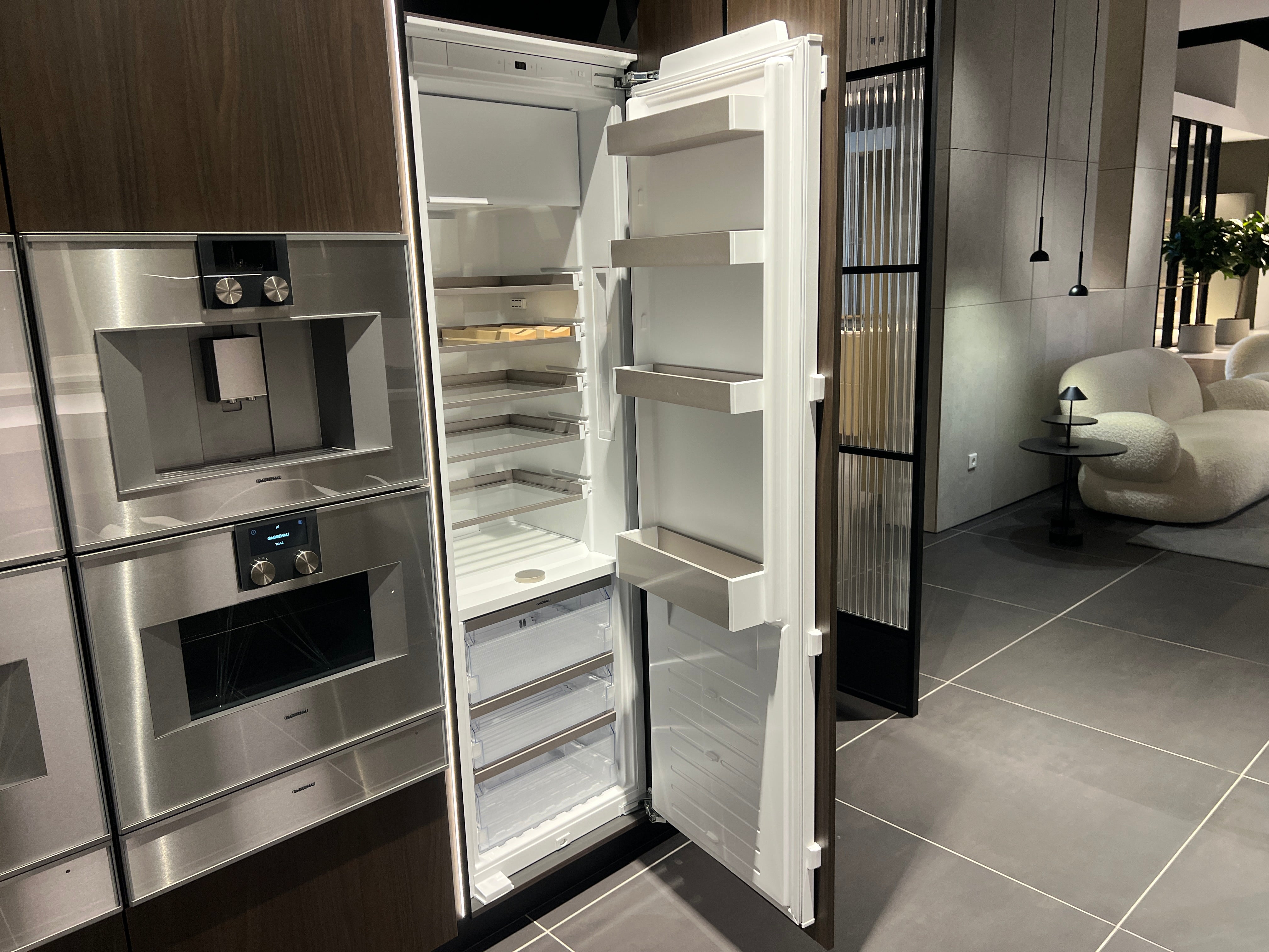 04733 - luxe schiereiland keuken met kastenwand