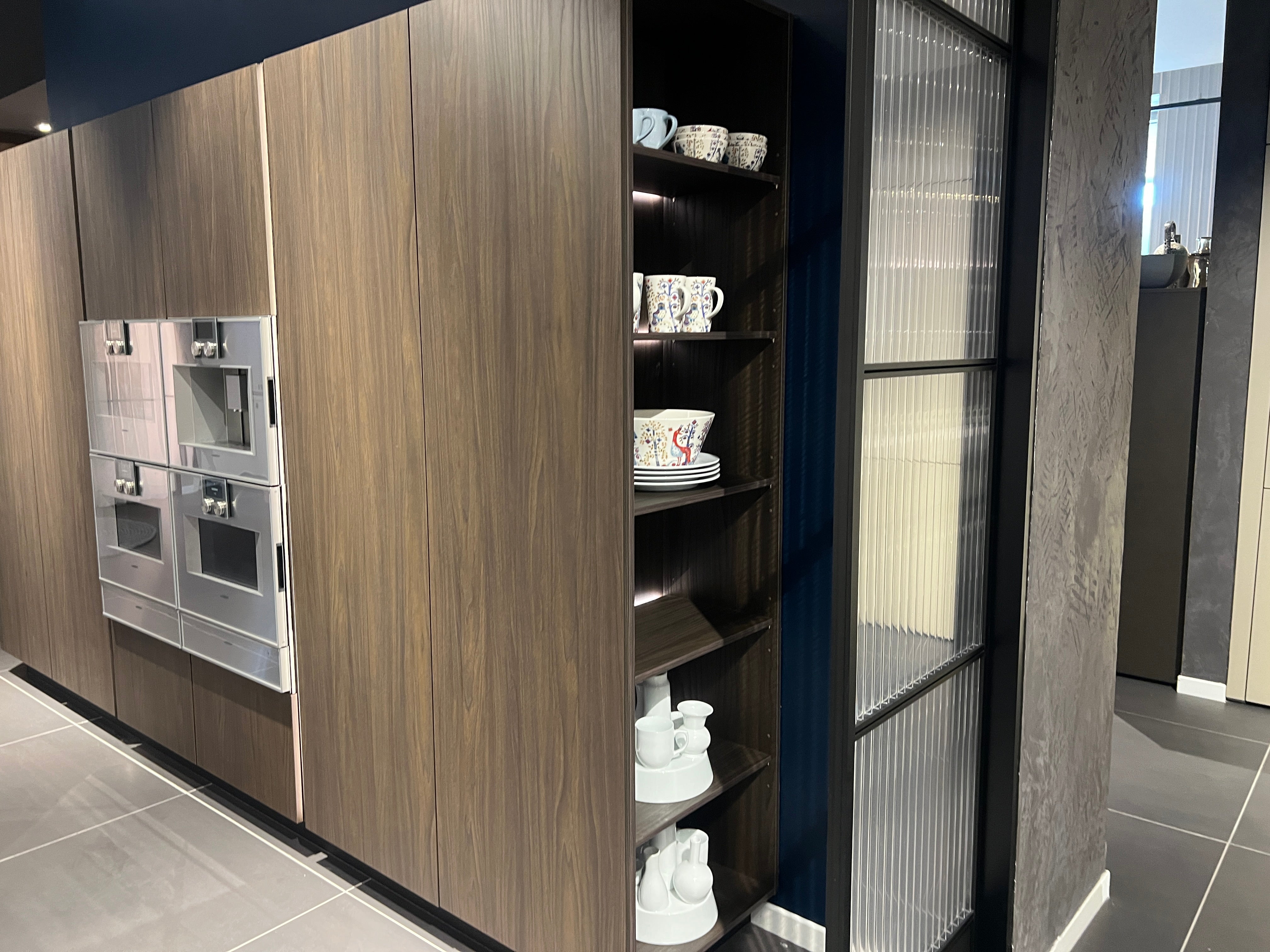 04733 - luxe schiereiland keuken met kastenwand