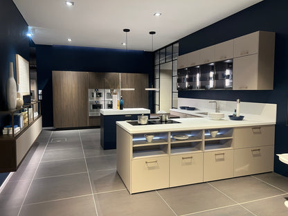 04733 - luxe schiereiland keuken met kastenwand