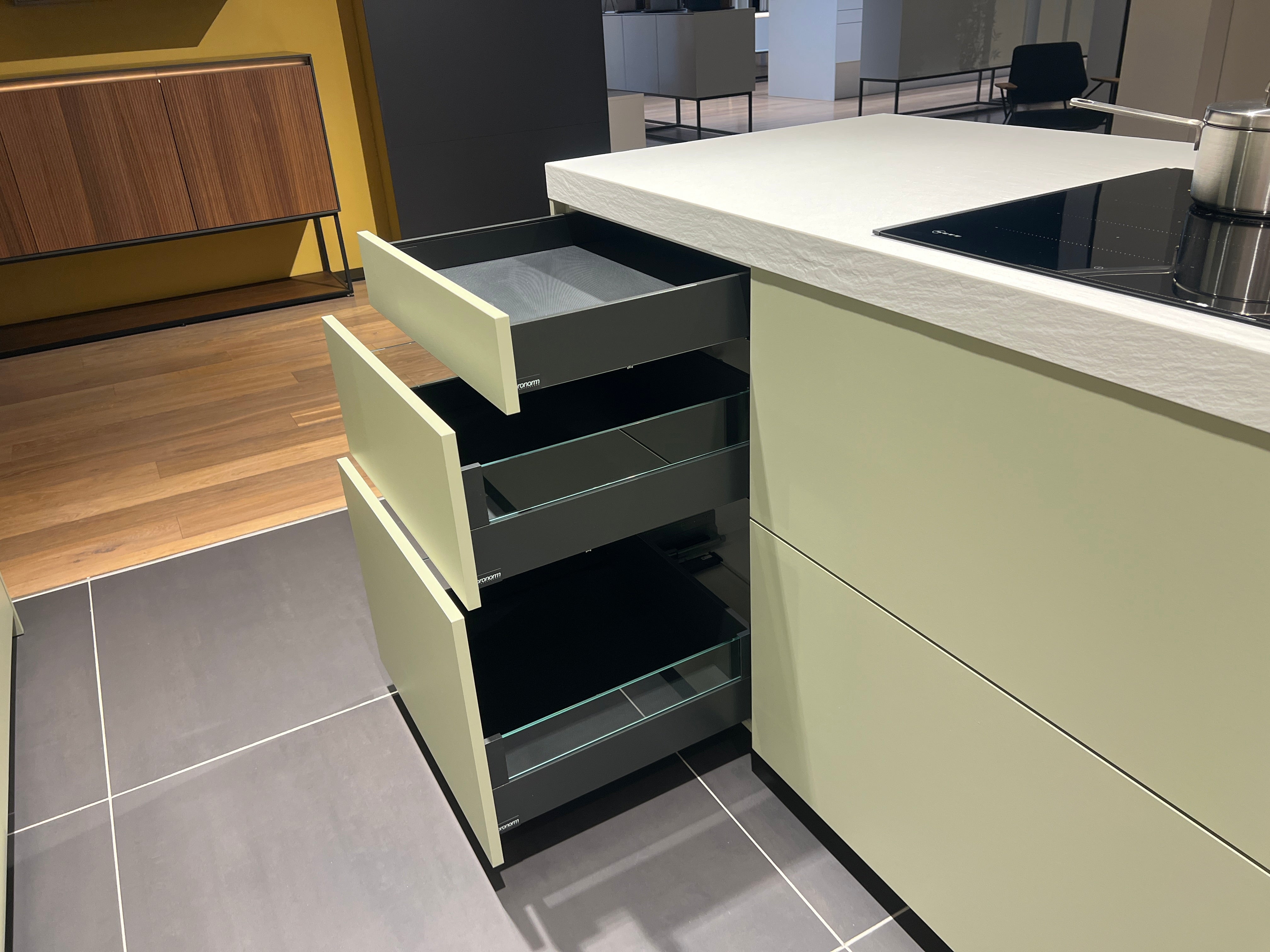 04735 - Mint groene eilandkeuken