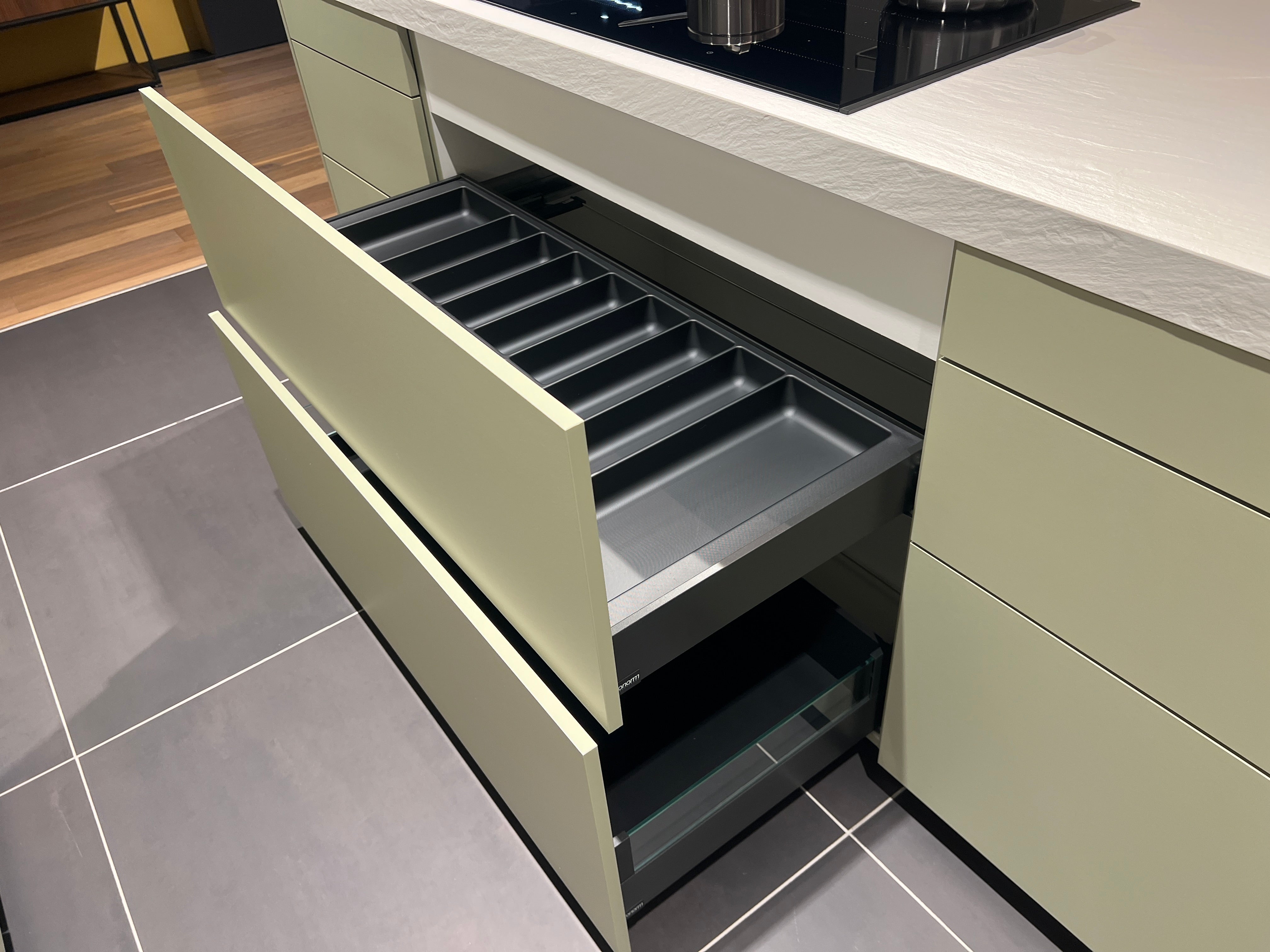 04735 - Mint groene eilandkeuken
