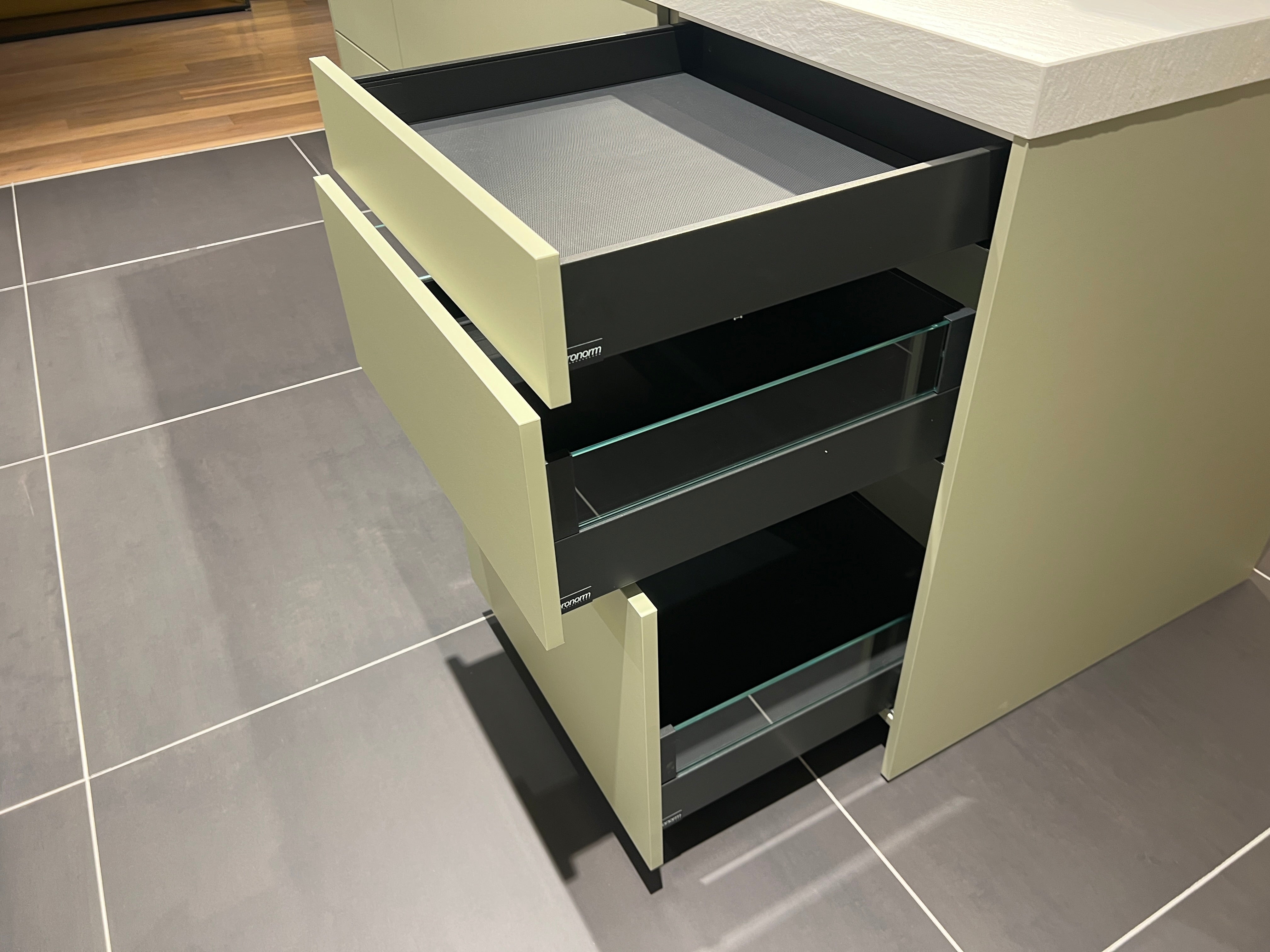 04735 - Mint groene eilandkeuken