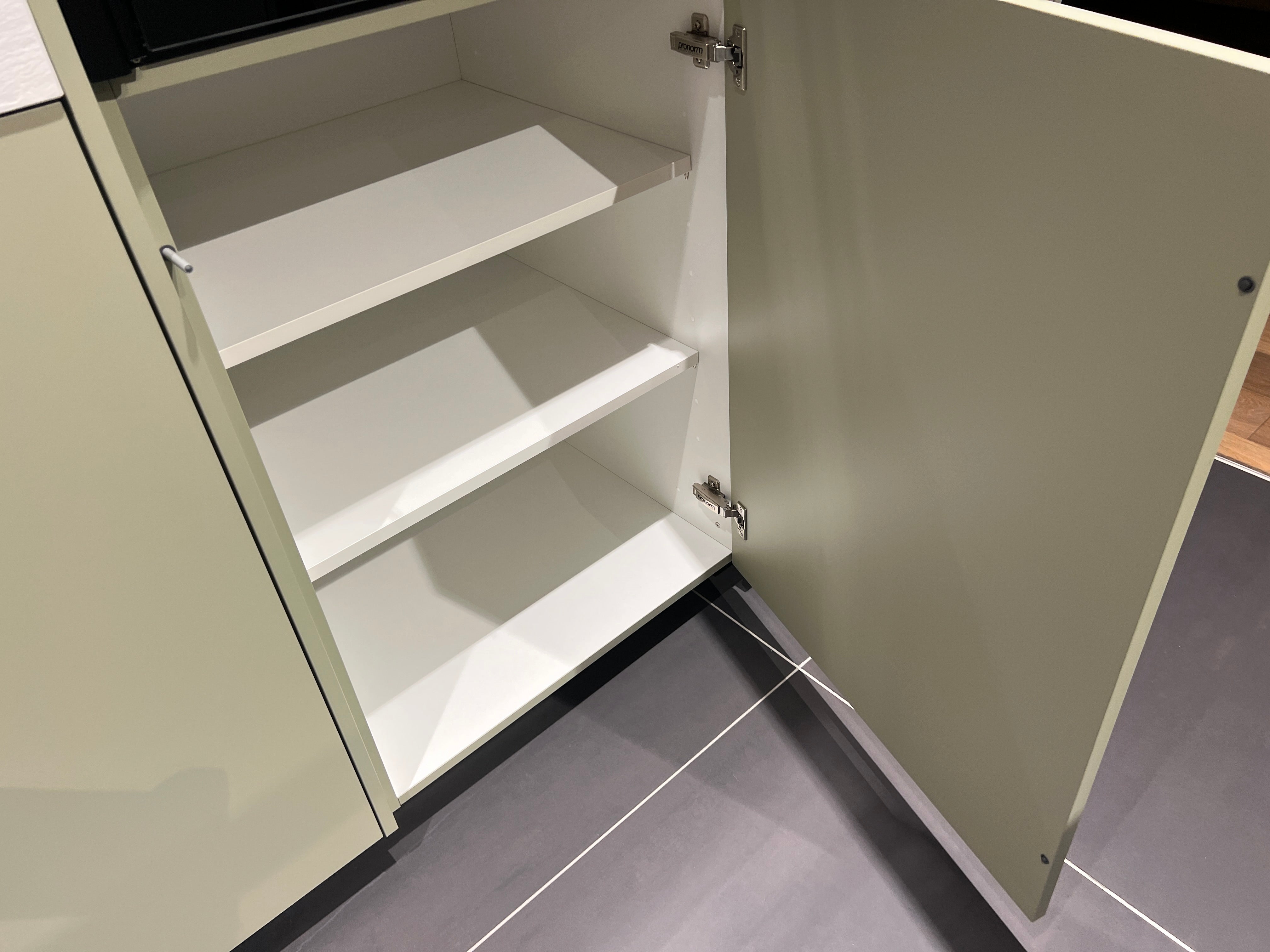 04735 - Mint groene eilandkeuken