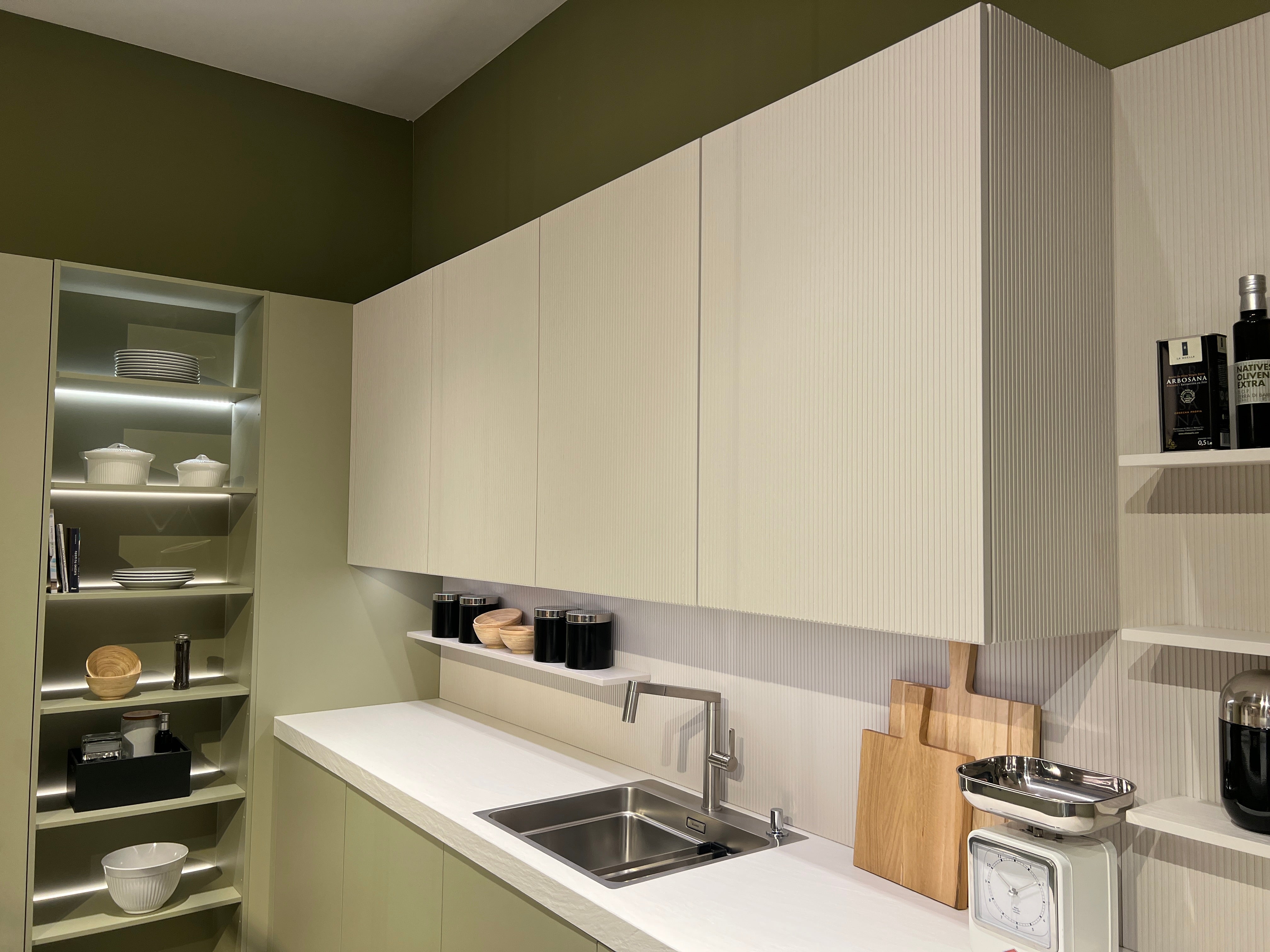 04735 - Mint groene eilandkeuken
