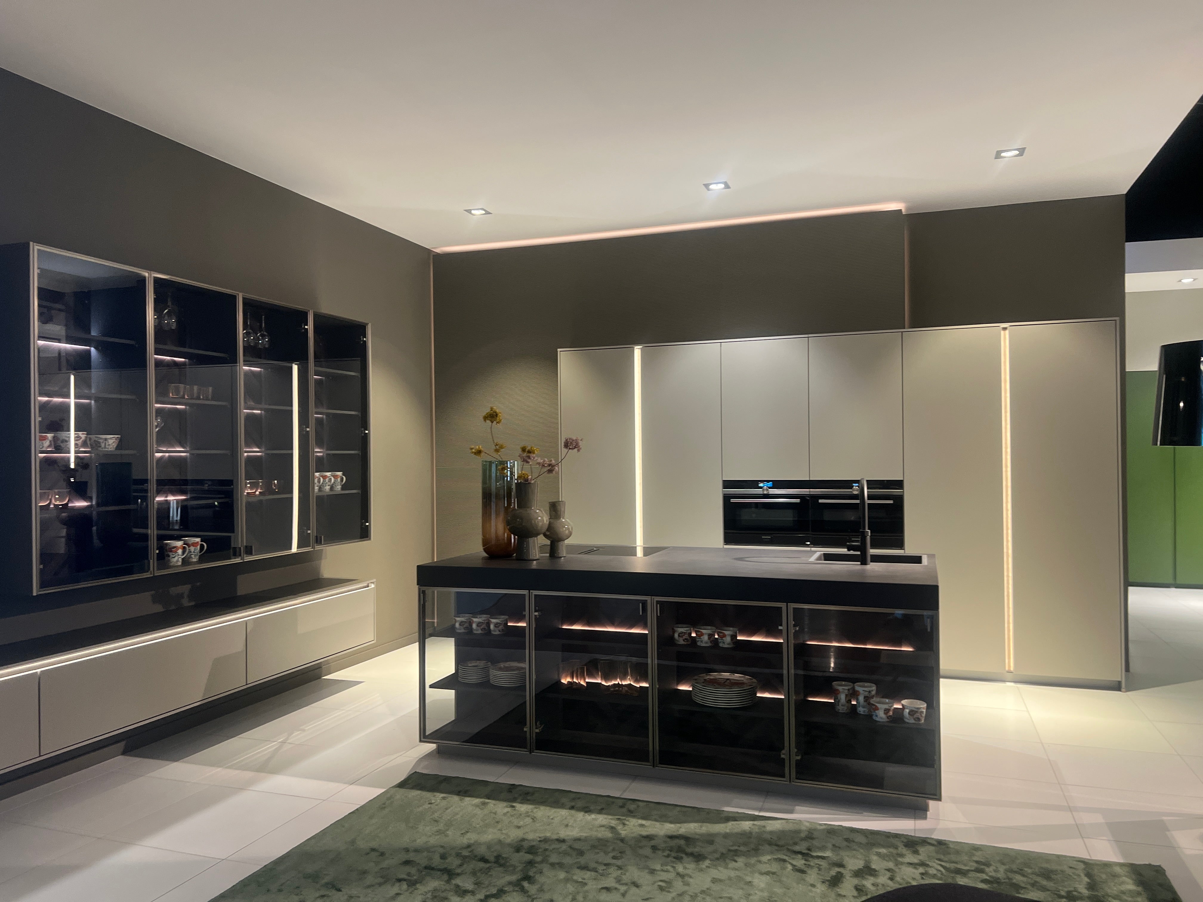 04737 - Luxe Pronorm eiland met vitrine kast