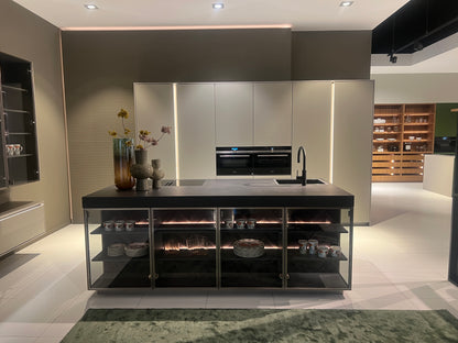 04737 - Luxe Pronorm eiland met vitrine kast