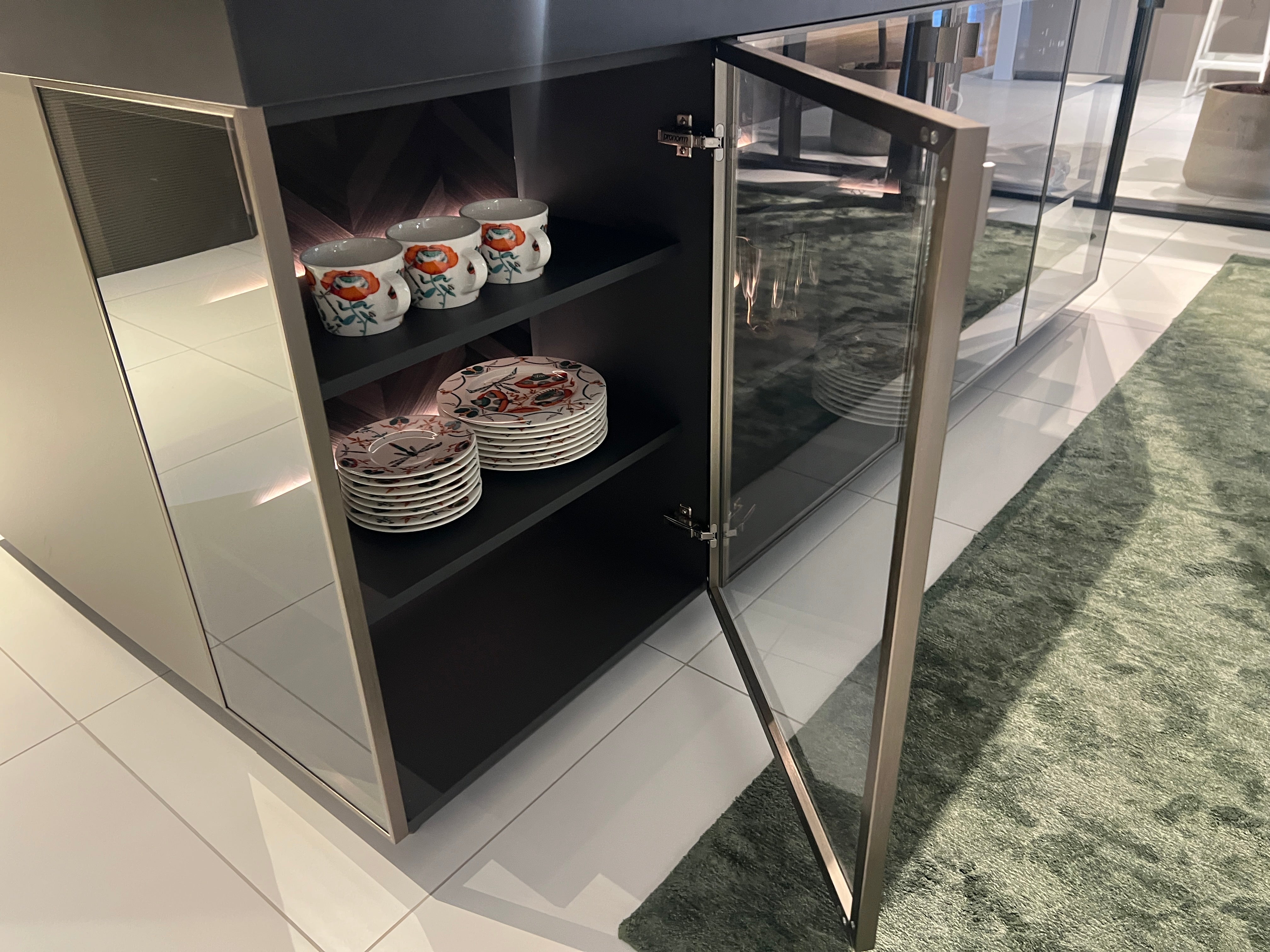 04737 - Luxe Pronorm eiland met vitrine kast