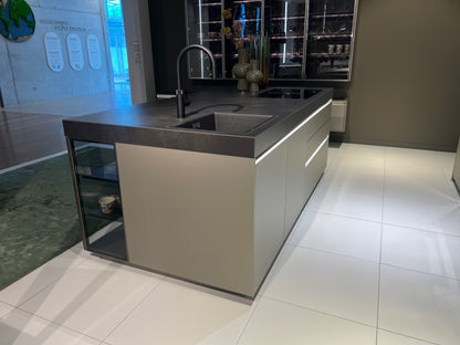 04737 - Luxe Pronorm eiland met vitrine kast