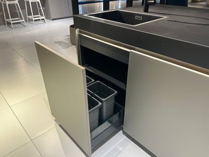 04737 - Luxe Pronorm eiland met vitrine kast