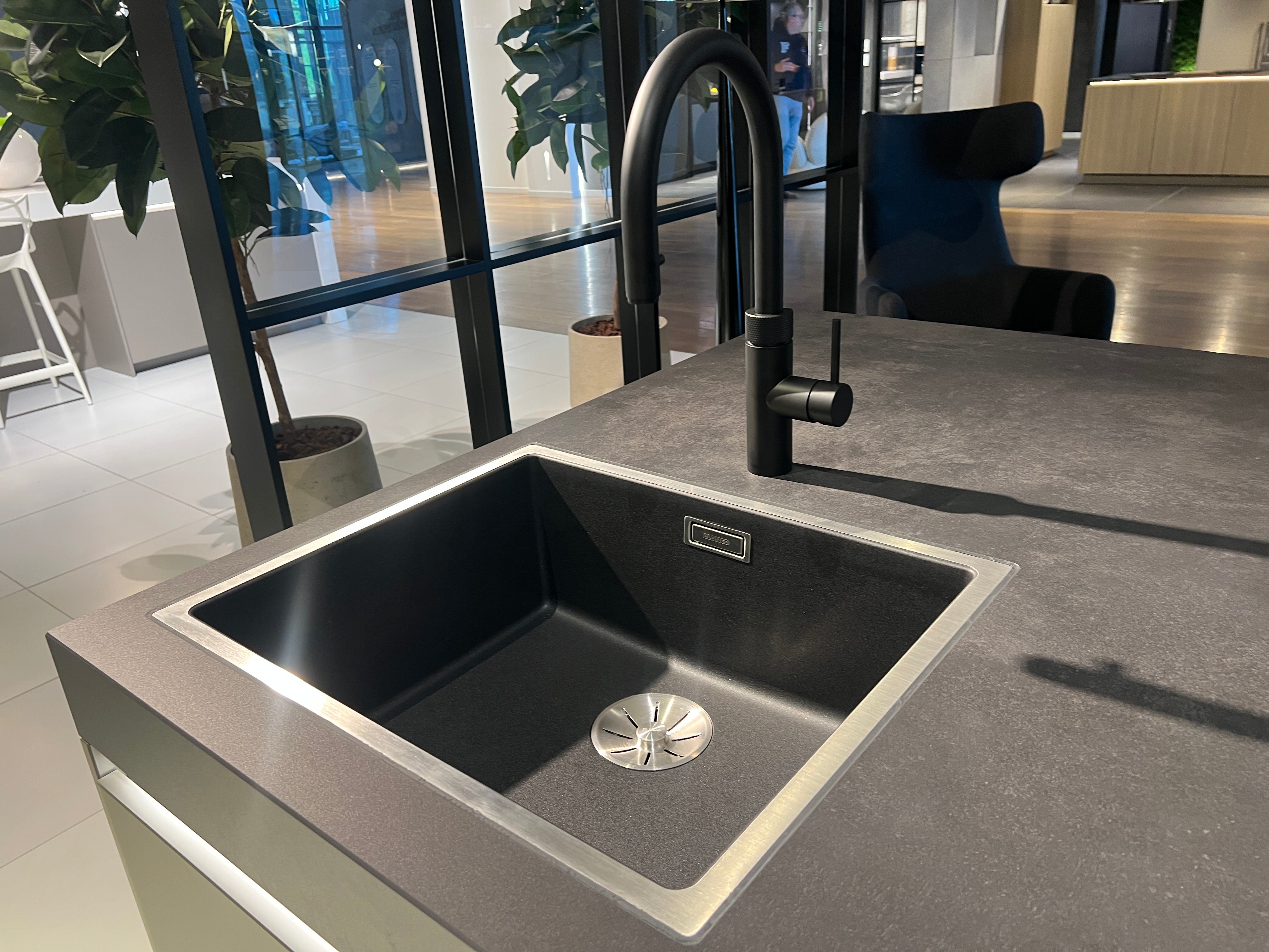 04737 - Luxe Pronorm eiland met vitrine kast