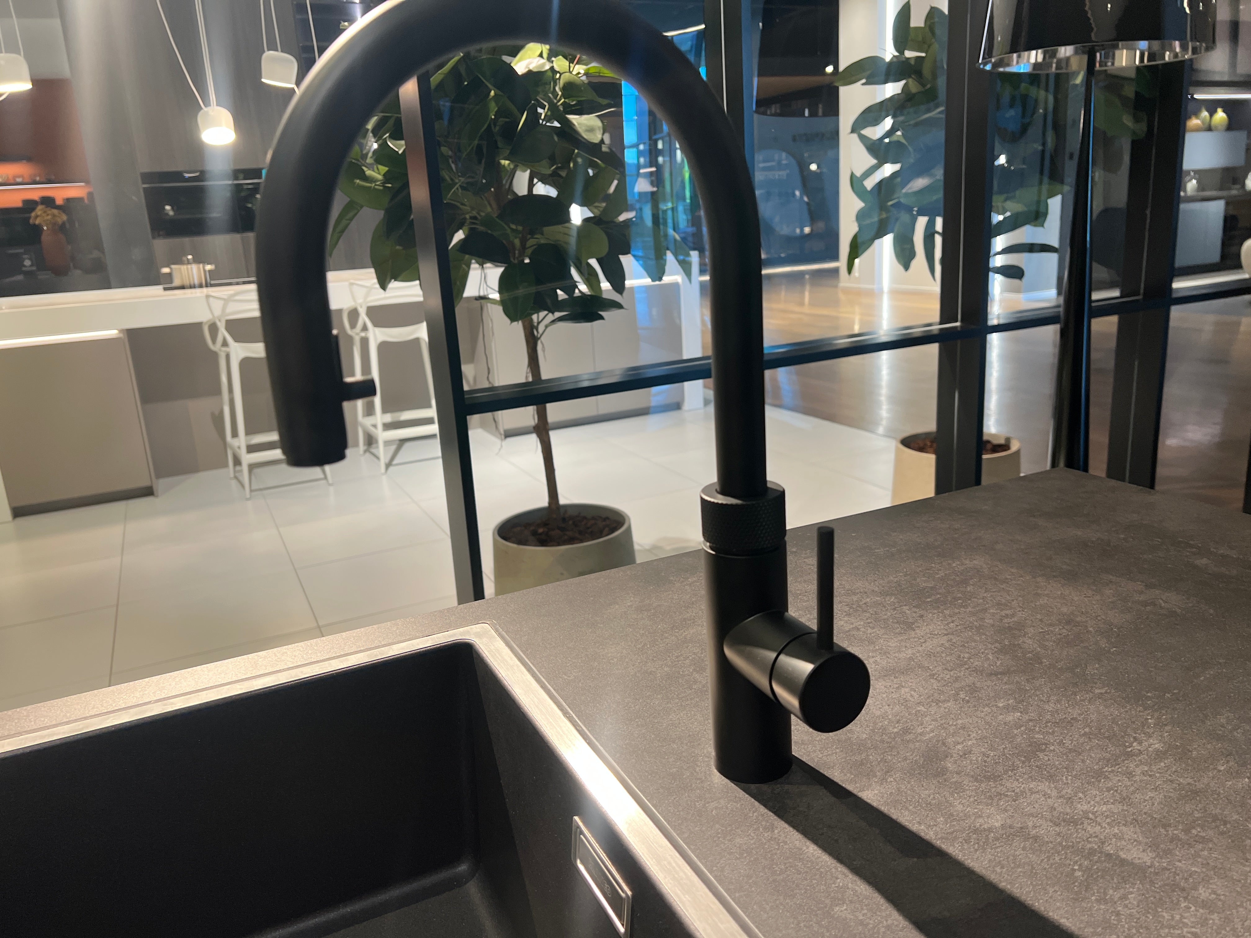 04737 - Luxe Pronorm eiland met vitrine kast