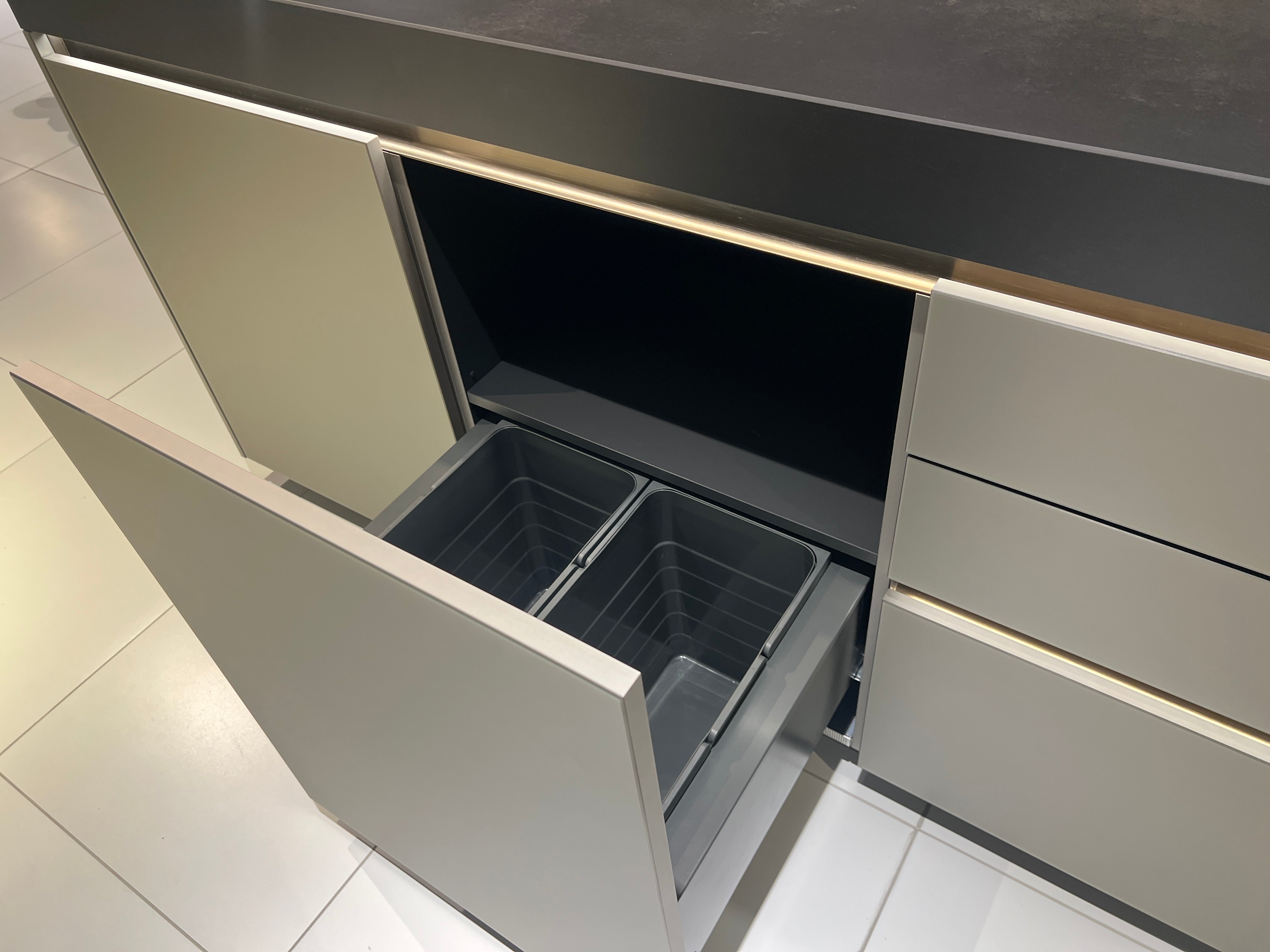 04737 - Luxe Pronorm eiland met vitrine kast