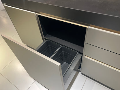 04737 - Luxe Pronorm eiland met vitrine kast