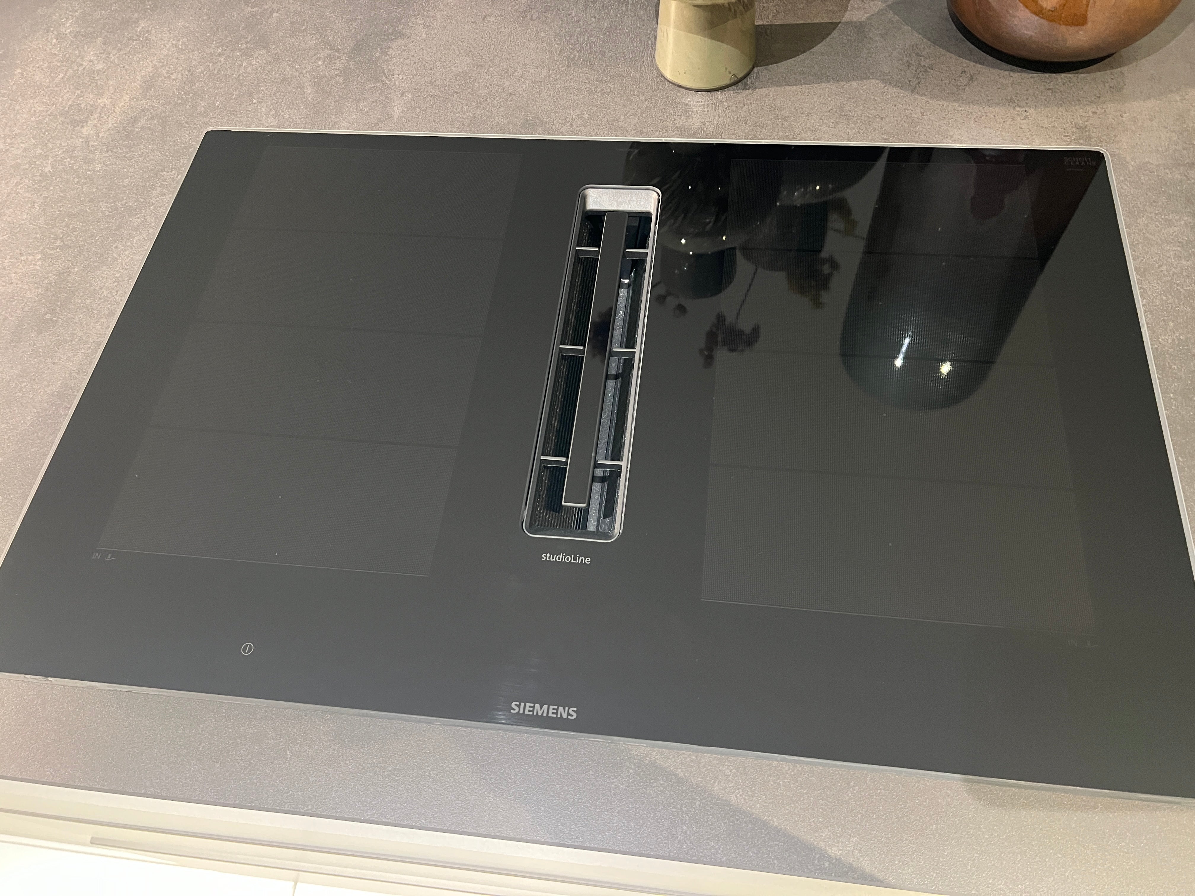 04737 - Luxe Pronorm eiland met vitrine kast