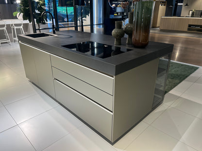 04737 - Luxe Pronorm eiland met vitrine kast