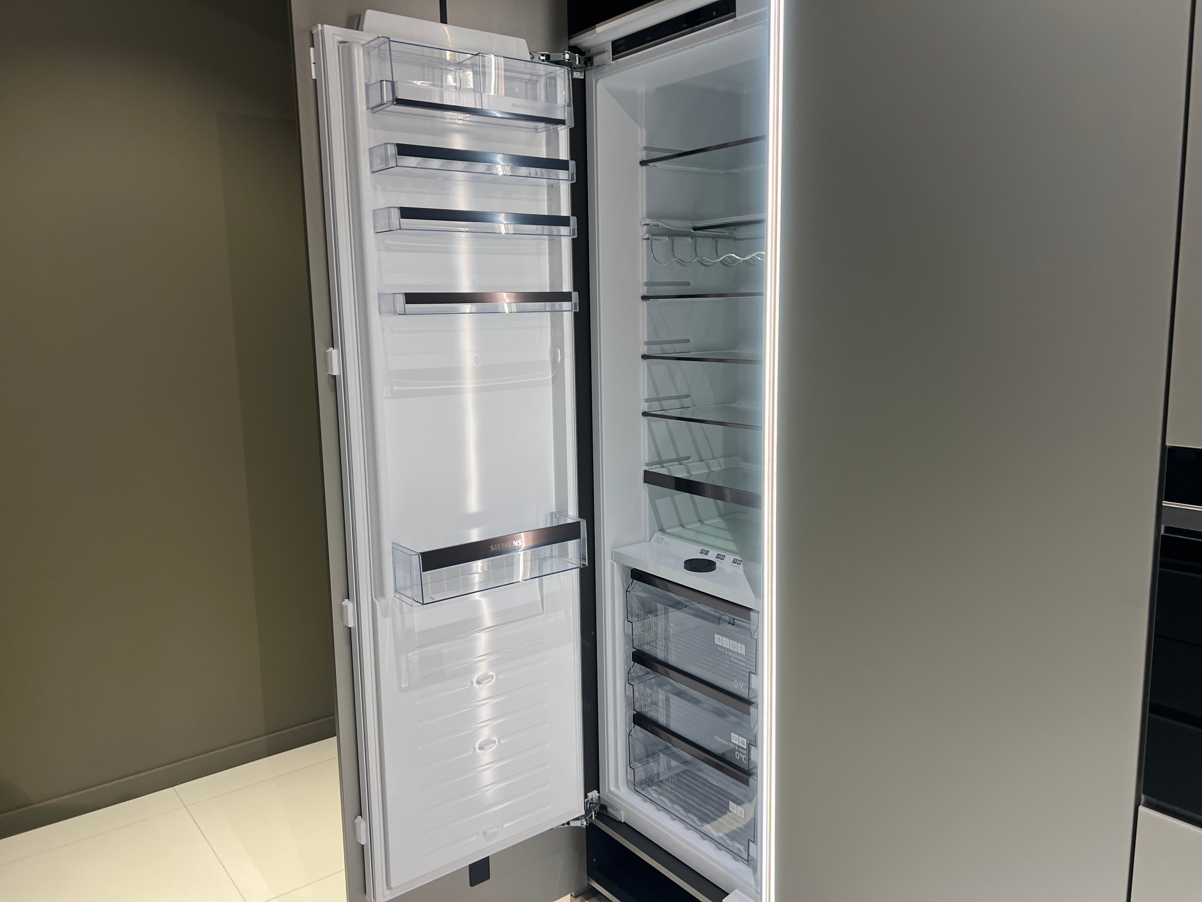04737 - Luxe Pronorm eiland met vitrine kast