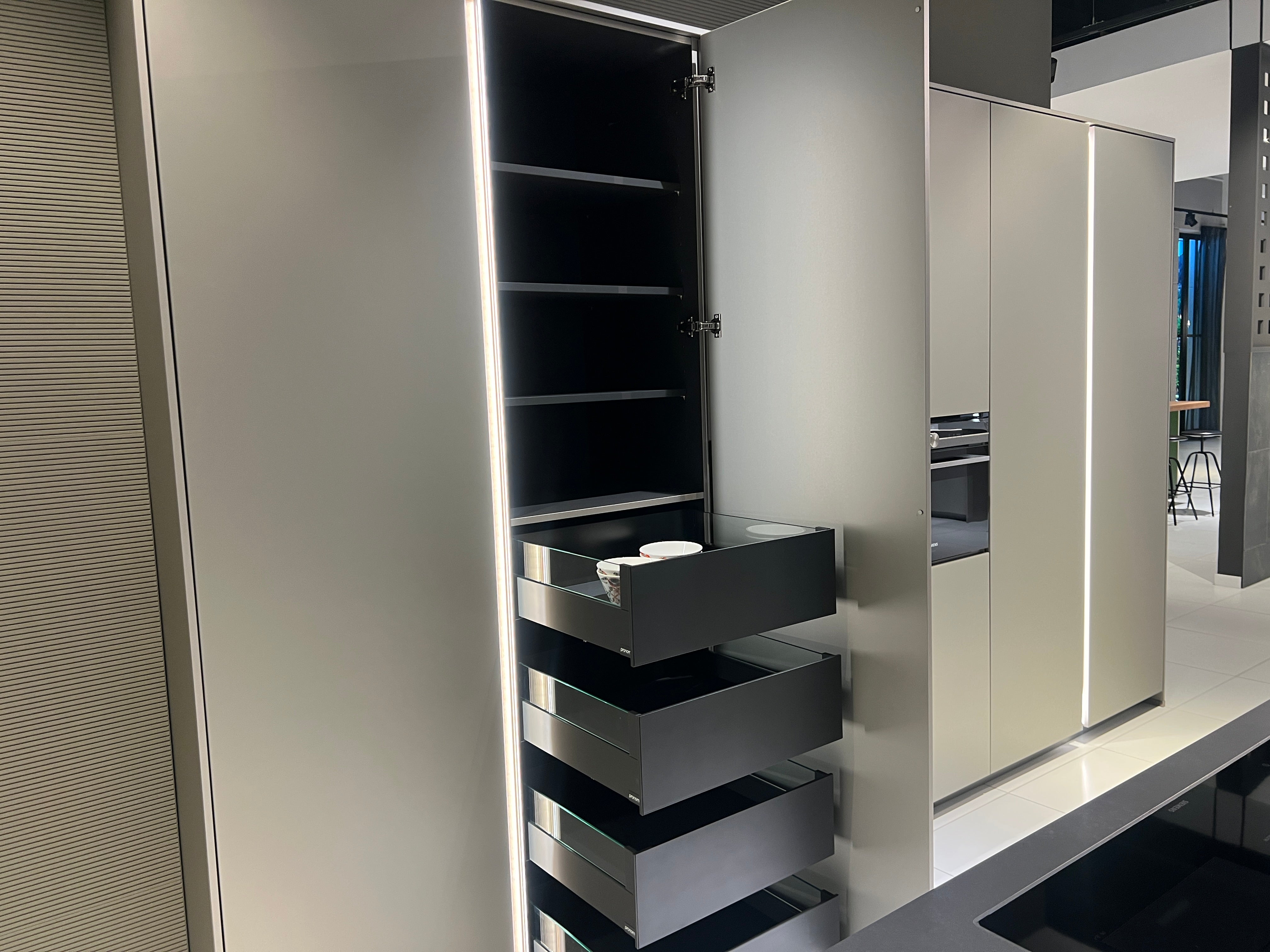 04737 - Luxe Pronorm eiland met vitrine kast