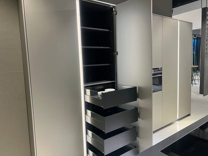 04737 - Luxe Pronorm eiland met vitrine kast