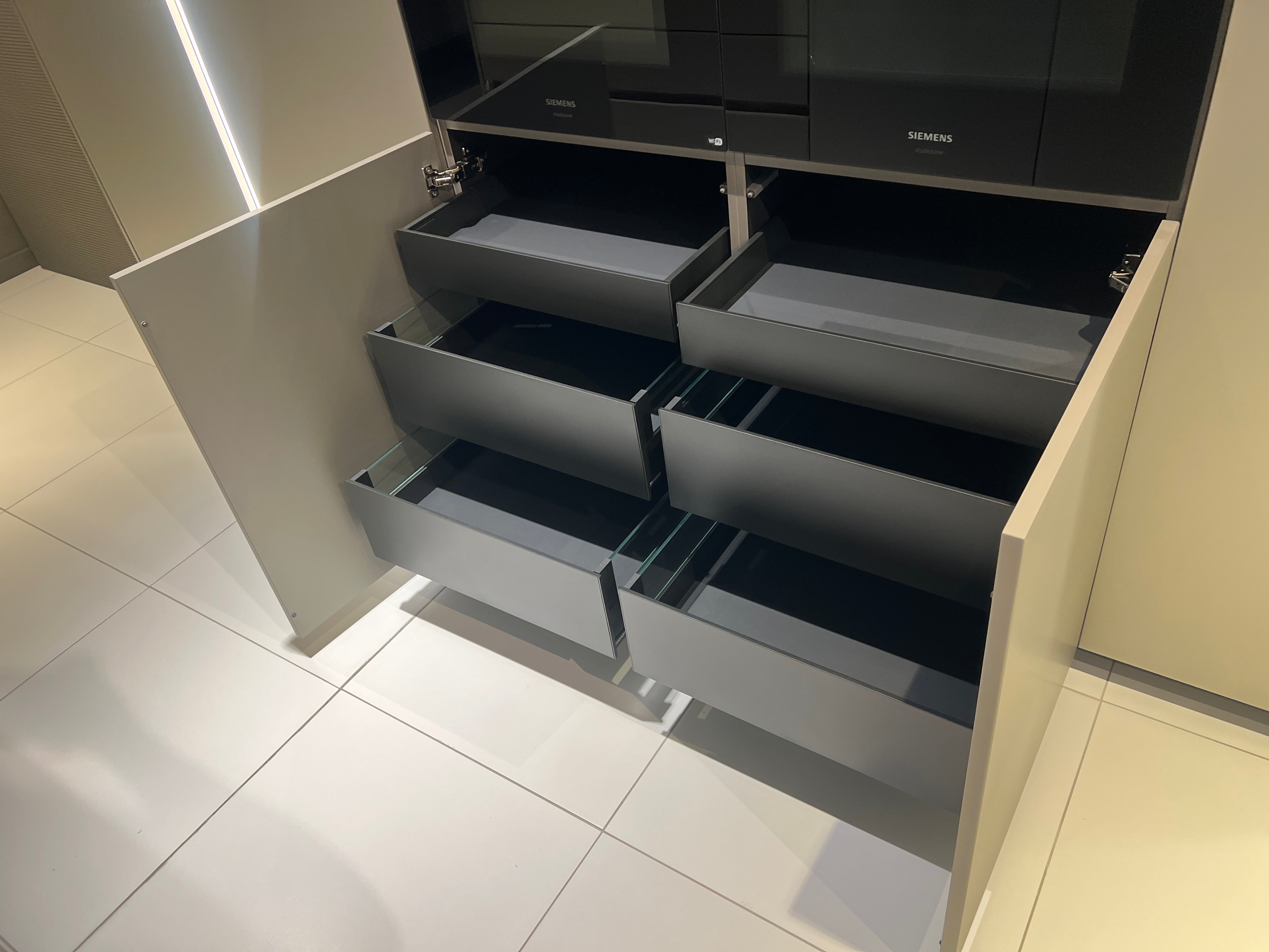 04737 - Luxe Pronorm eiland met vitrine kast