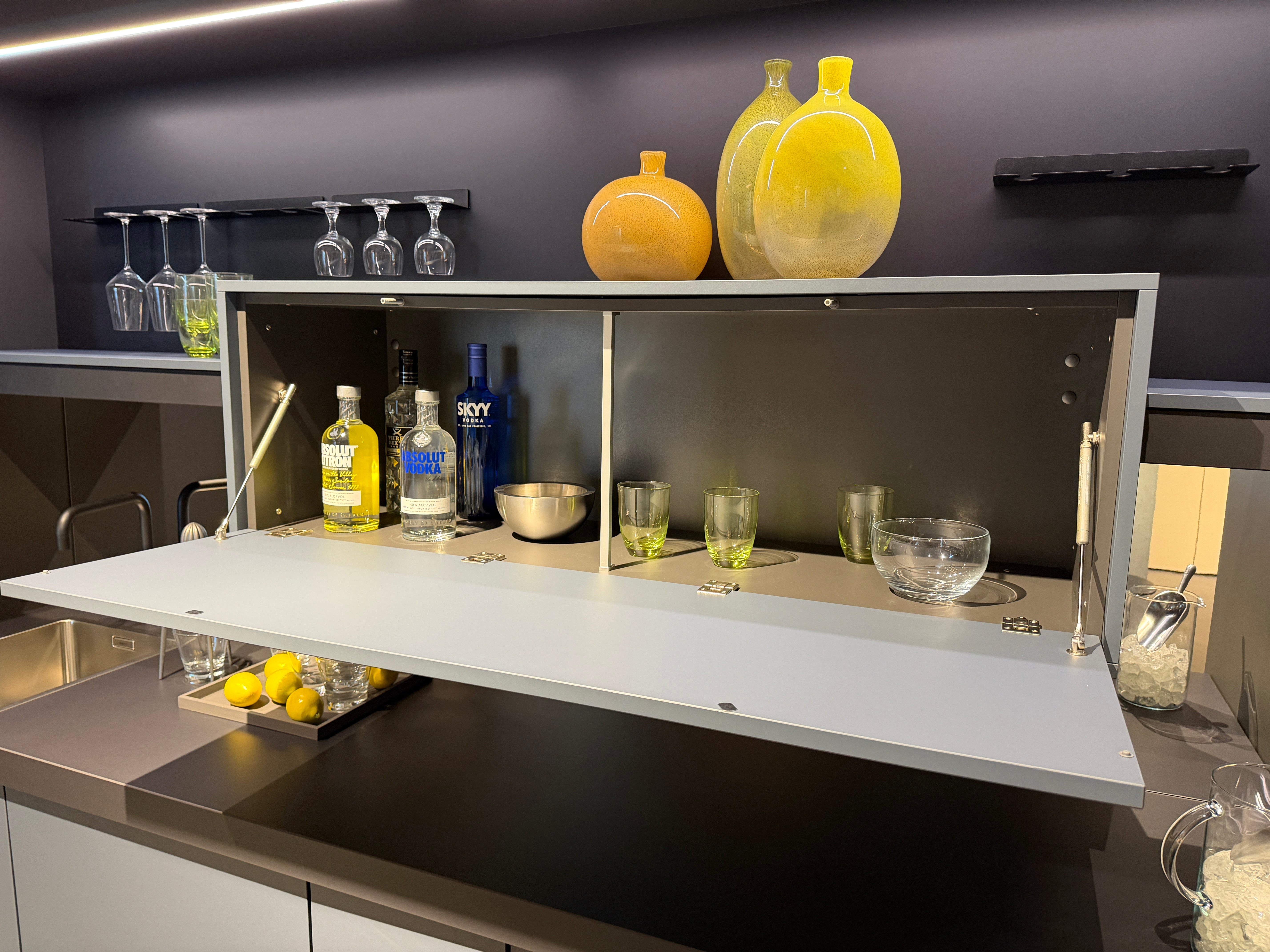 04725 - Luxe bar met vitrinekasten