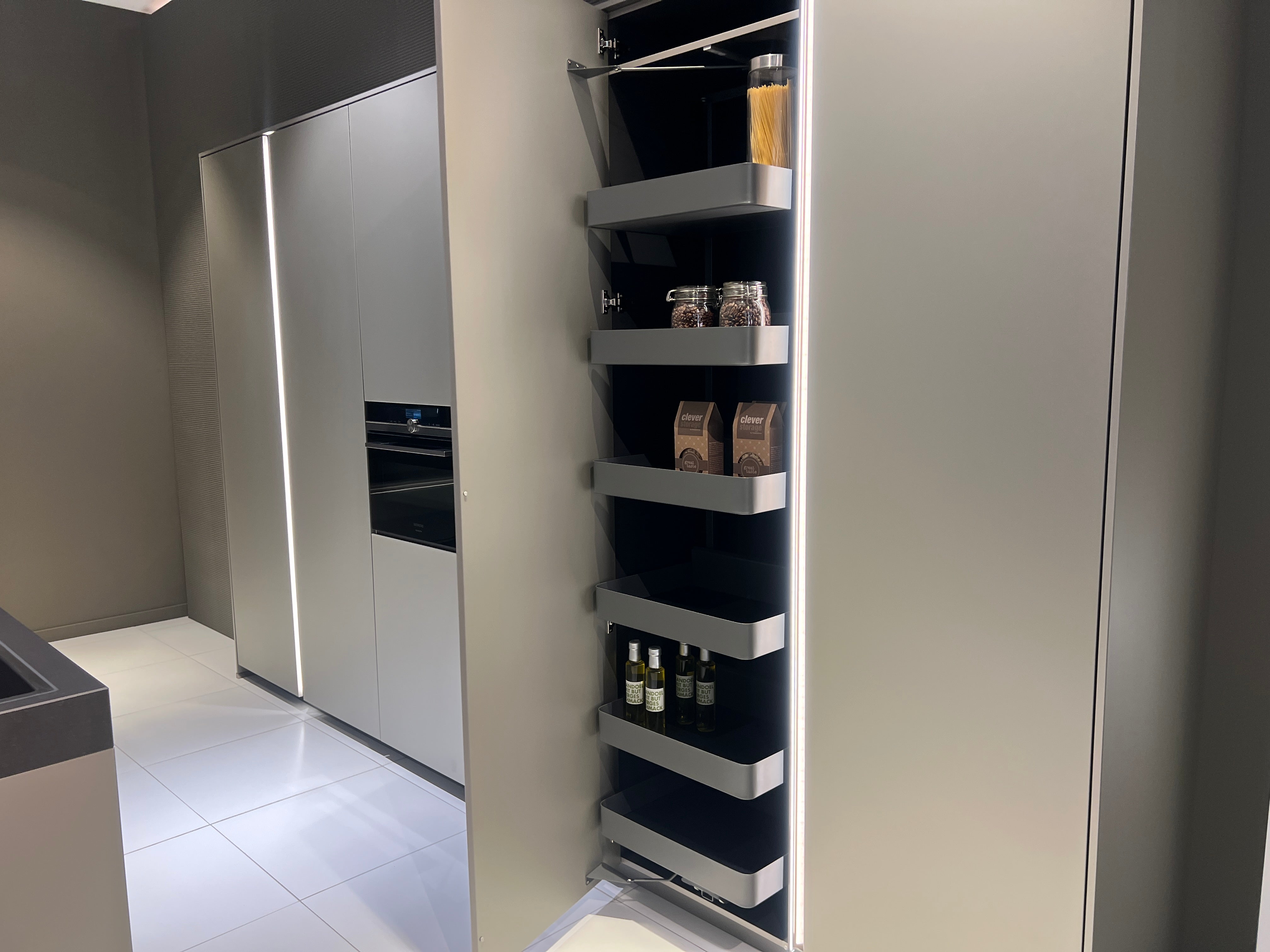 04737 - Luxe Pronorm eiland met vitrine kast