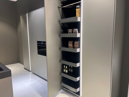 04737 - Luxe Pronorm eiland met vitrine kast
