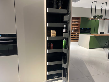04737 - Luxe Pronorm eiland met vitrine kast