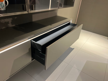 04737 - Luxe Pronorm eiland met vitrine kast