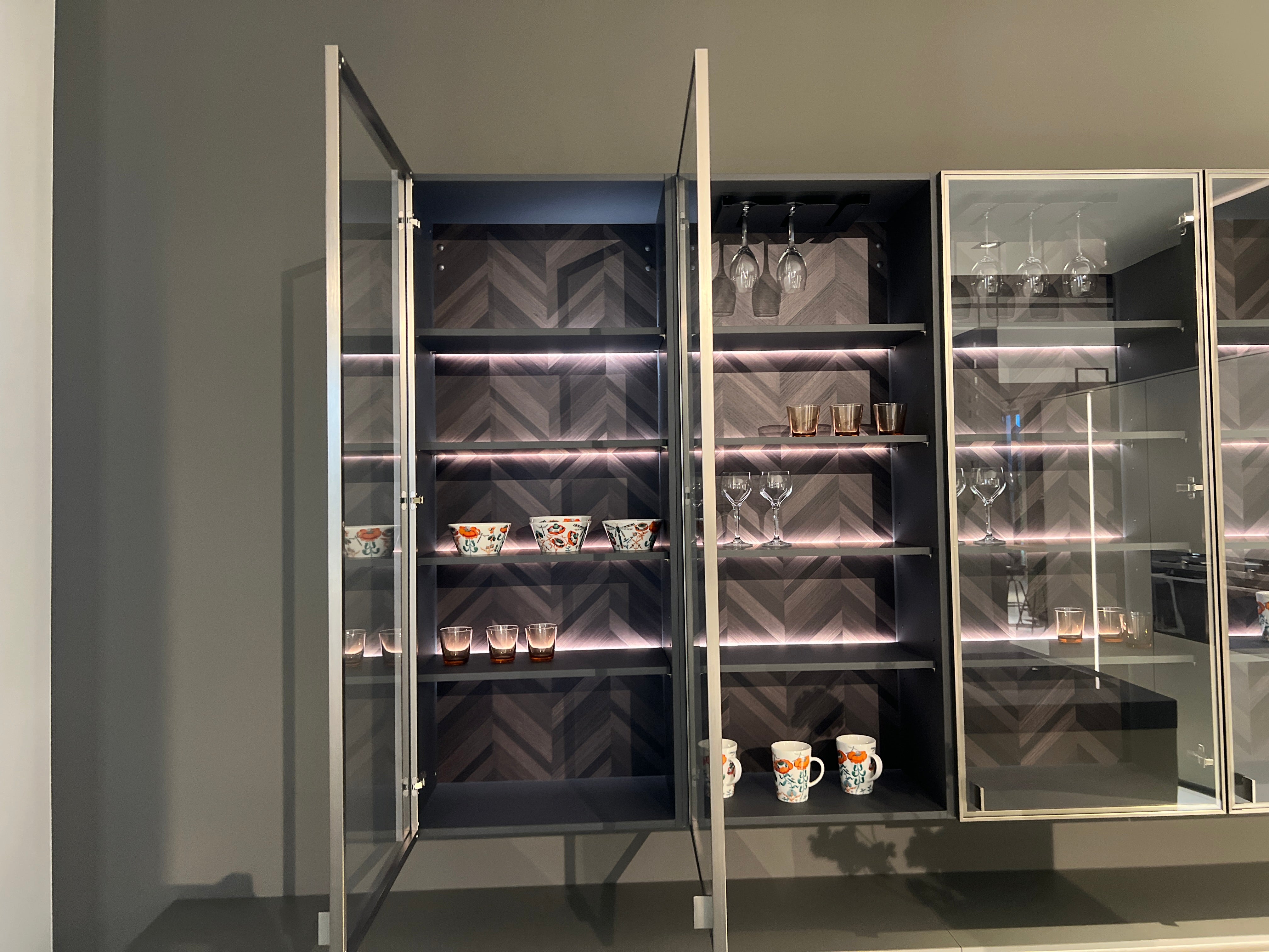 04737 - Luxe Pronorm eiland met vitrine kast