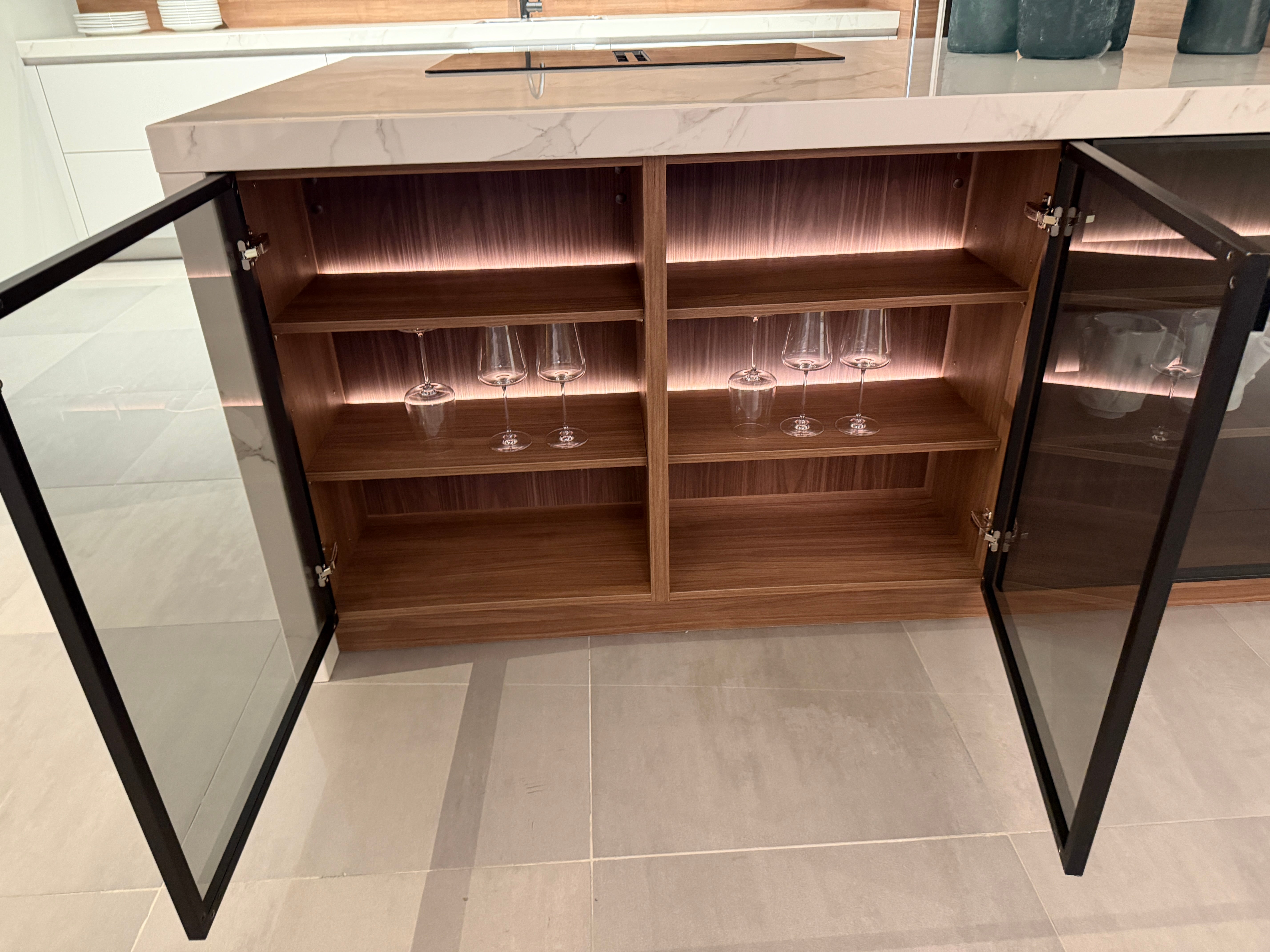 04729 - Luxe Pronorm keuken met glazen fronten