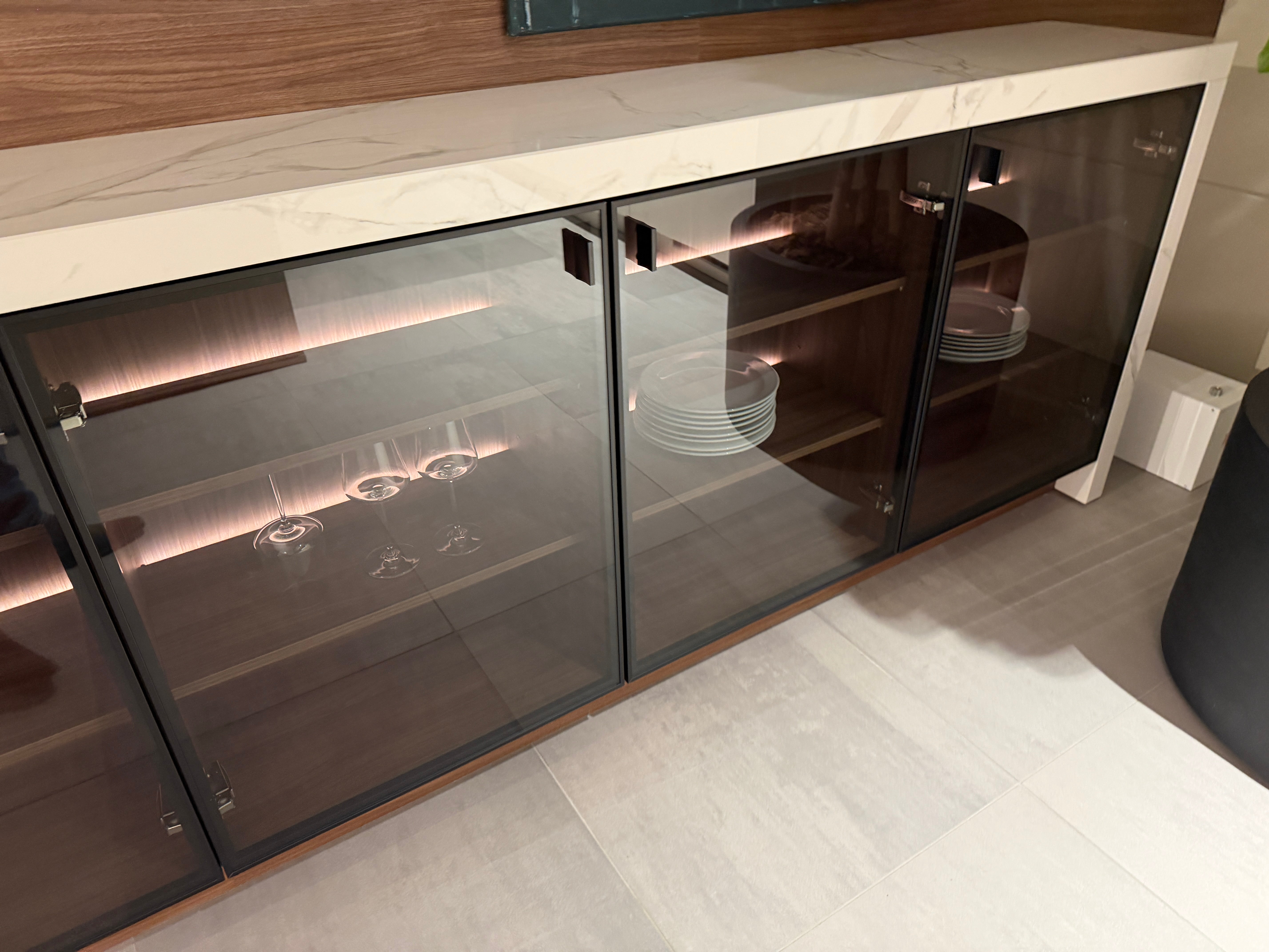 04729 - Luxe Pronorm keuken met glazen fronten