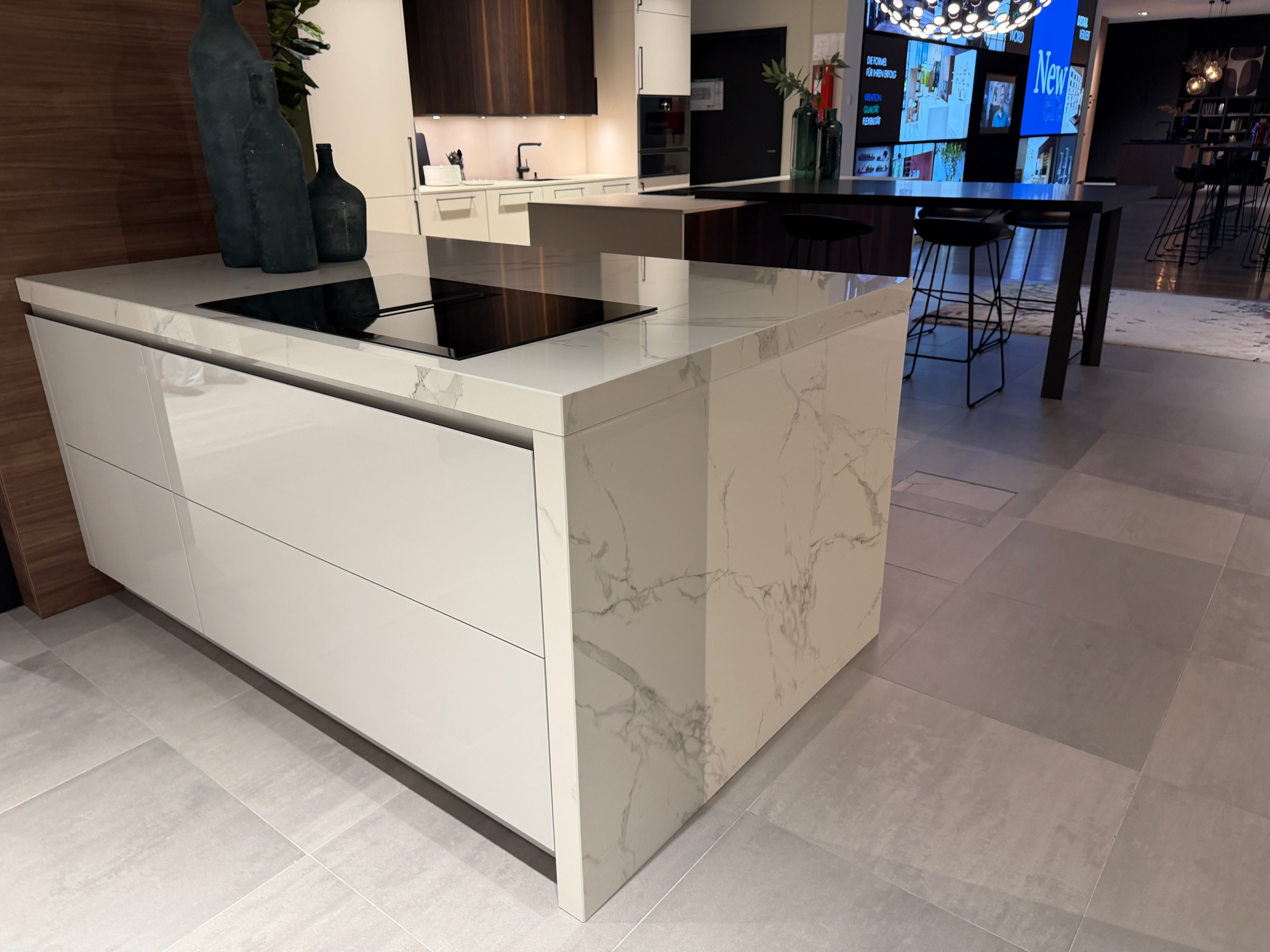 04729 - Luxe Pronorm keuken met glazen fronten