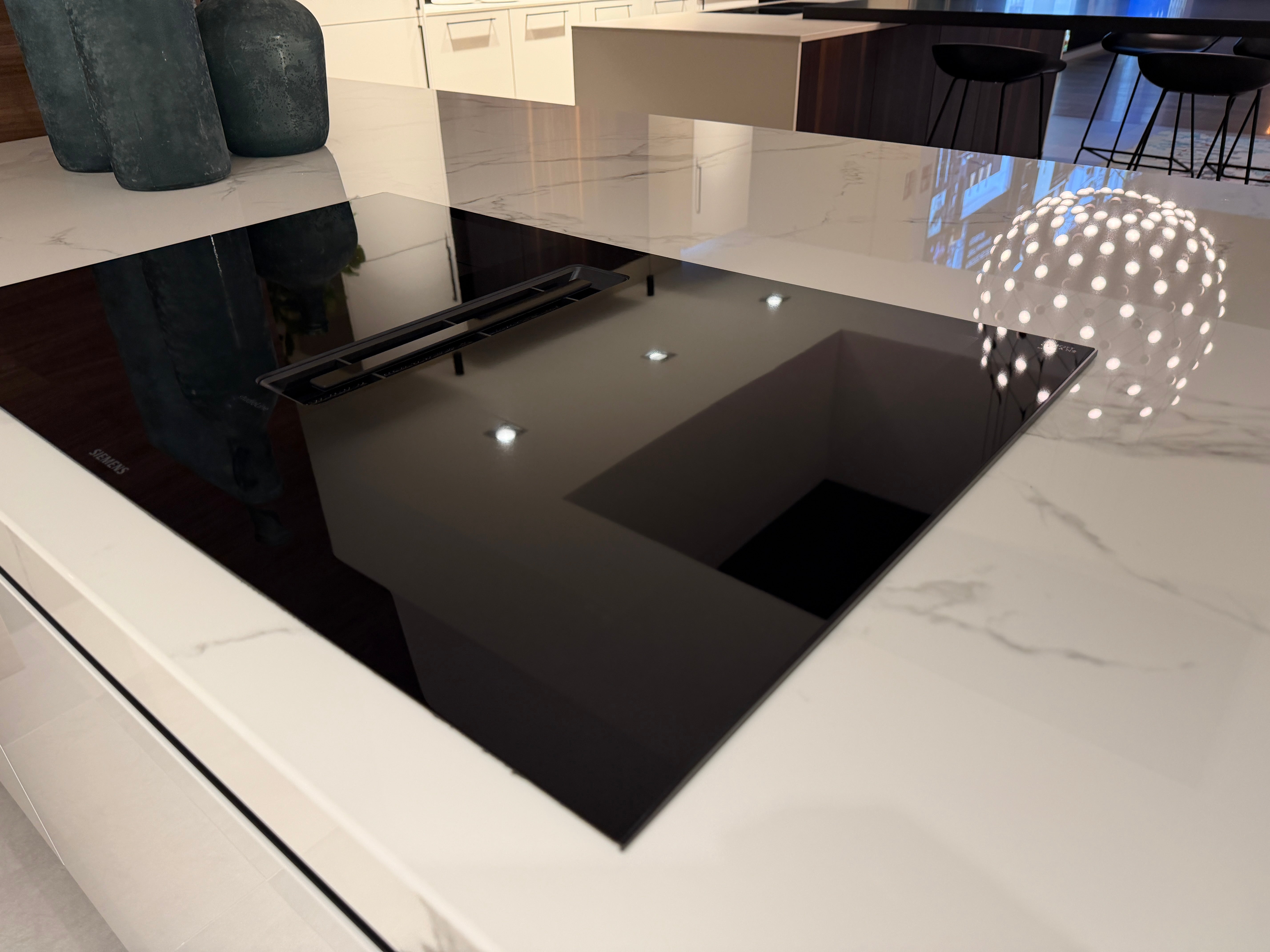 04729 - Luxe Pronorm keuken met glazen fronten