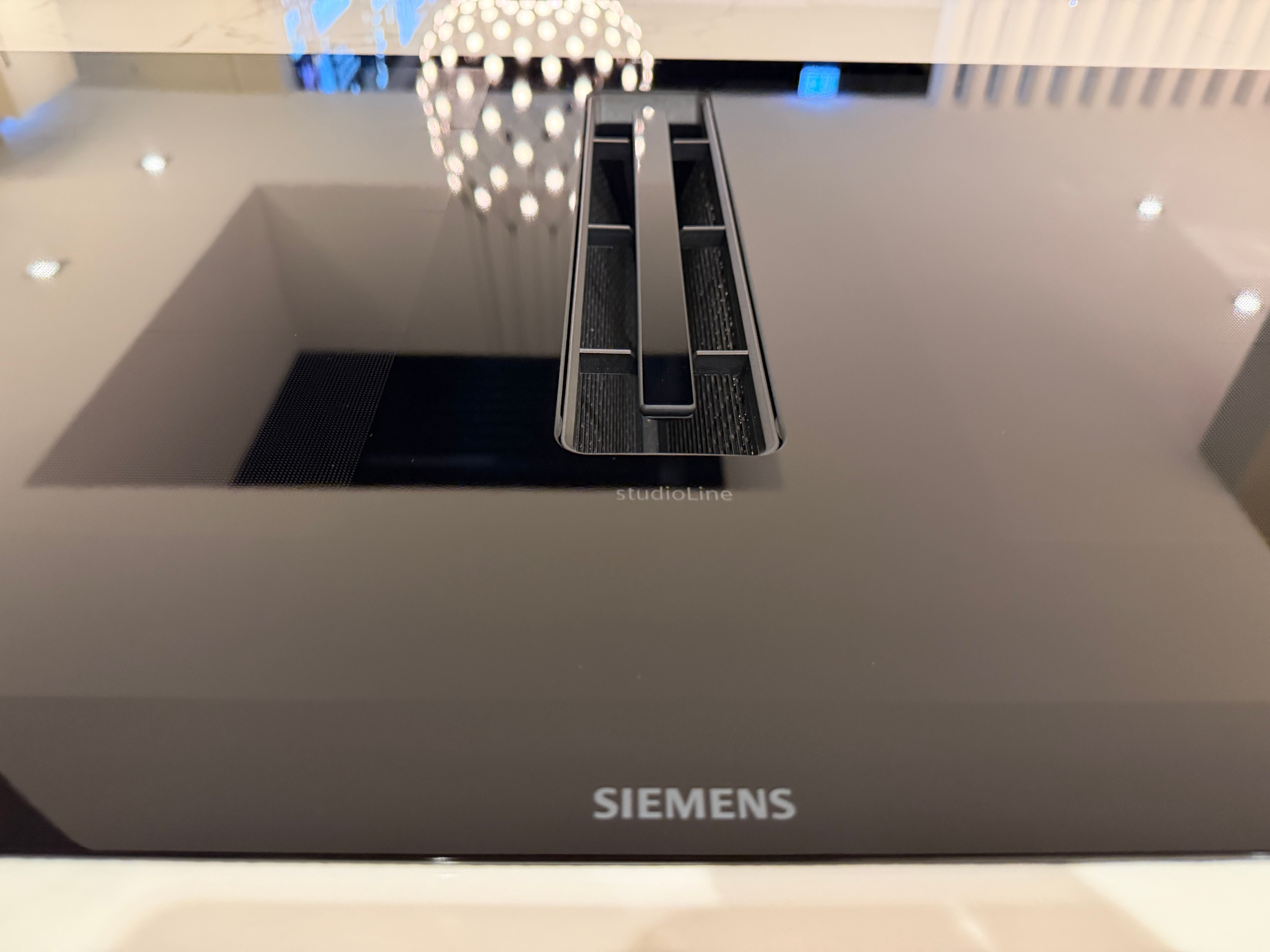 04729 - Luxe Pronorm keuken met glazen fronten