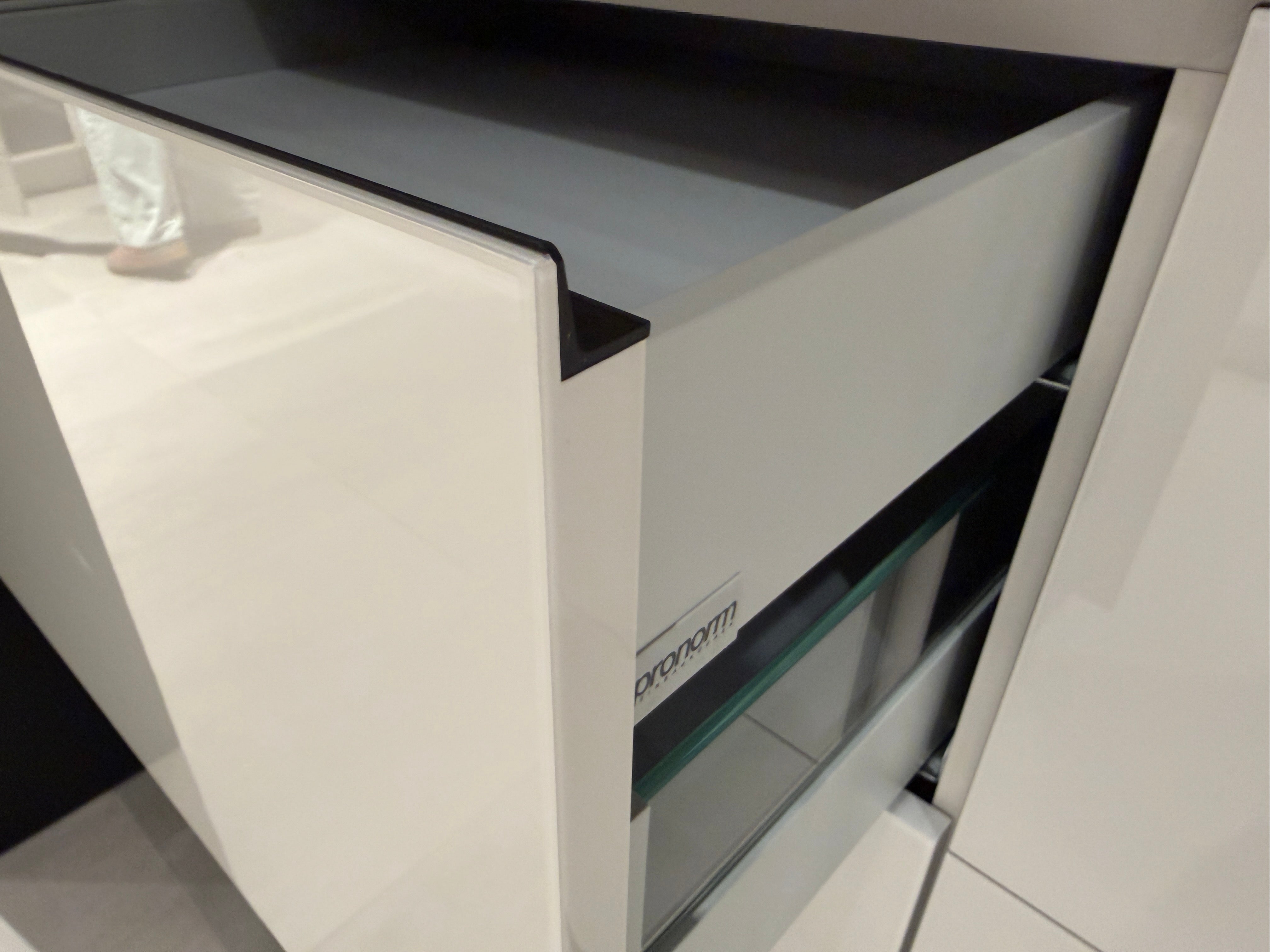 04729 - Luxe Pronorm keuken met glazen fronten
