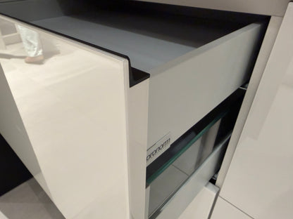 04729 - Luxe Pronorm keuken met glazen fronten