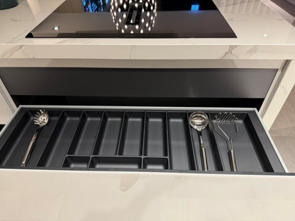 04729 - Luxe Pronorm keuken met glazen fronten