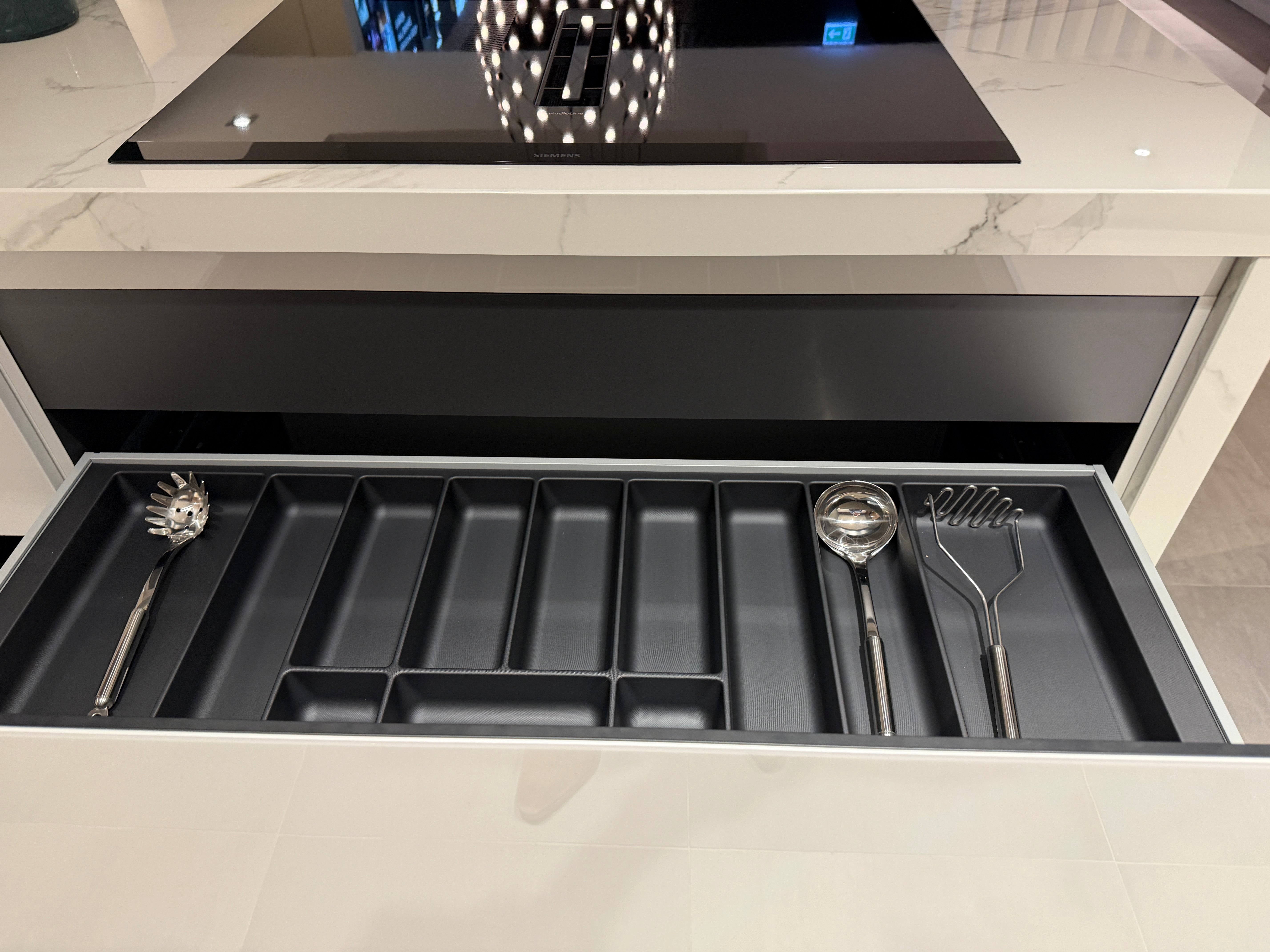 04729 - Luxe Pronorm keuken met glazen fronten