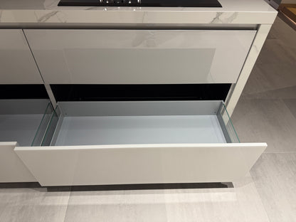 04729 - Luxe Pronorm keuken met glazen fronten
