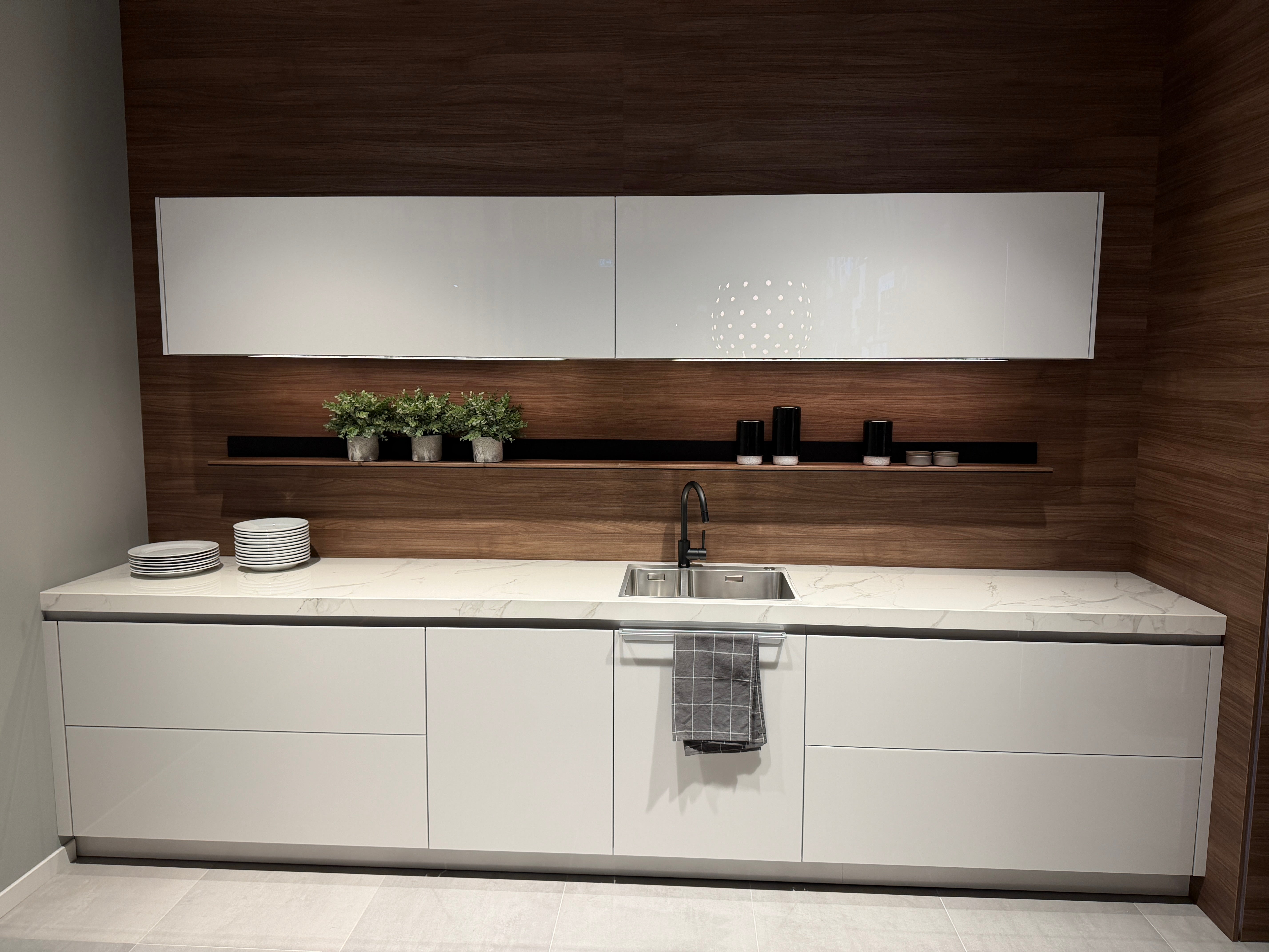 04729 - Luxe Pronorm keuken met glazen fronten